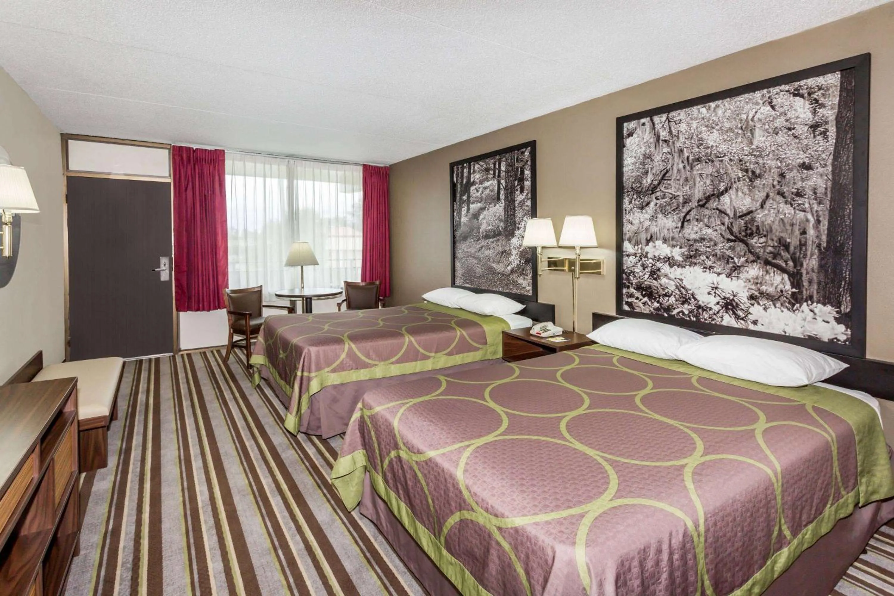 Photo of the whole room, Bed in Super 8 by Wyndham Valdosta Mall