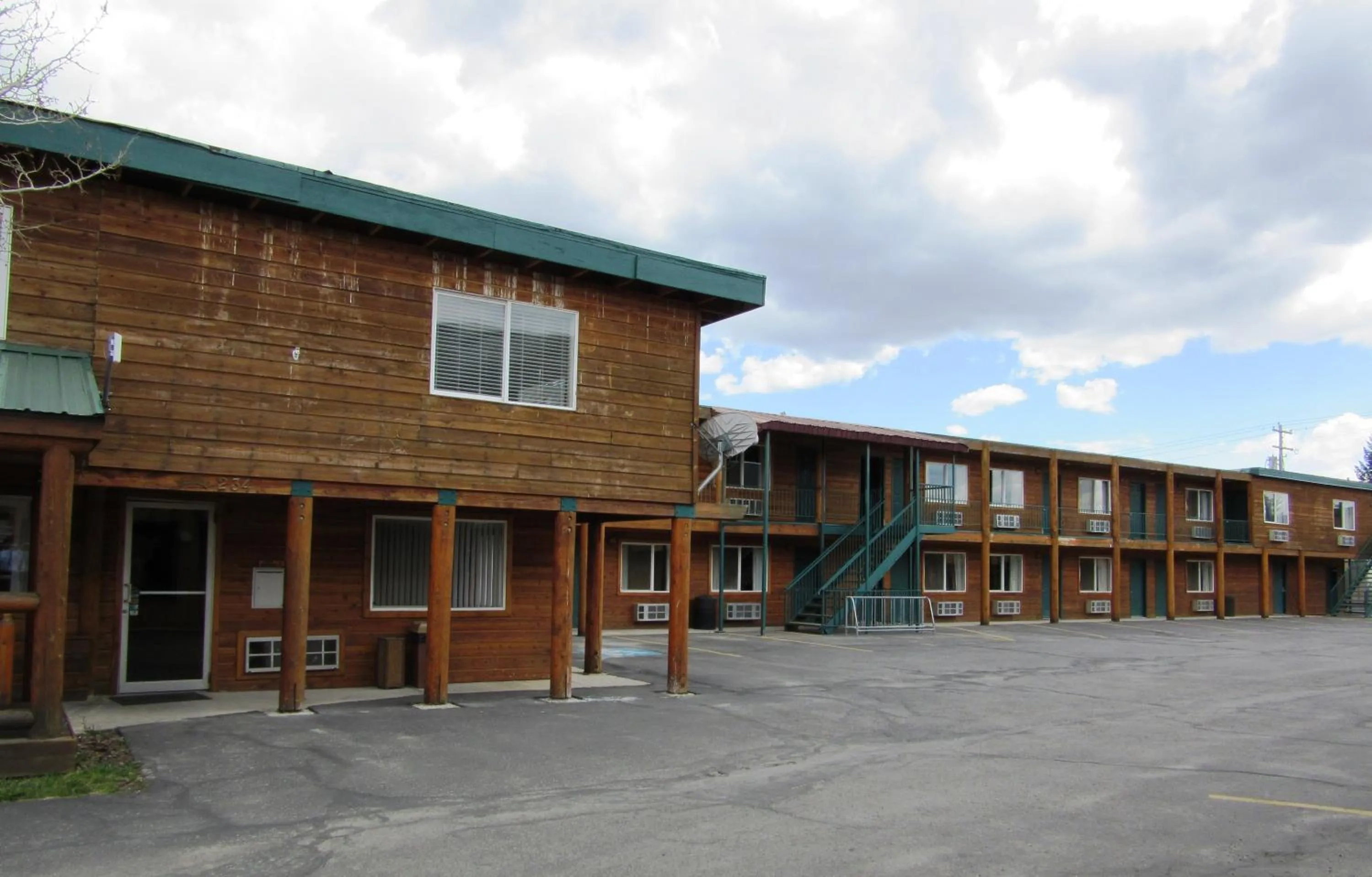 Facade/entrance in Yellowstone Country Inn