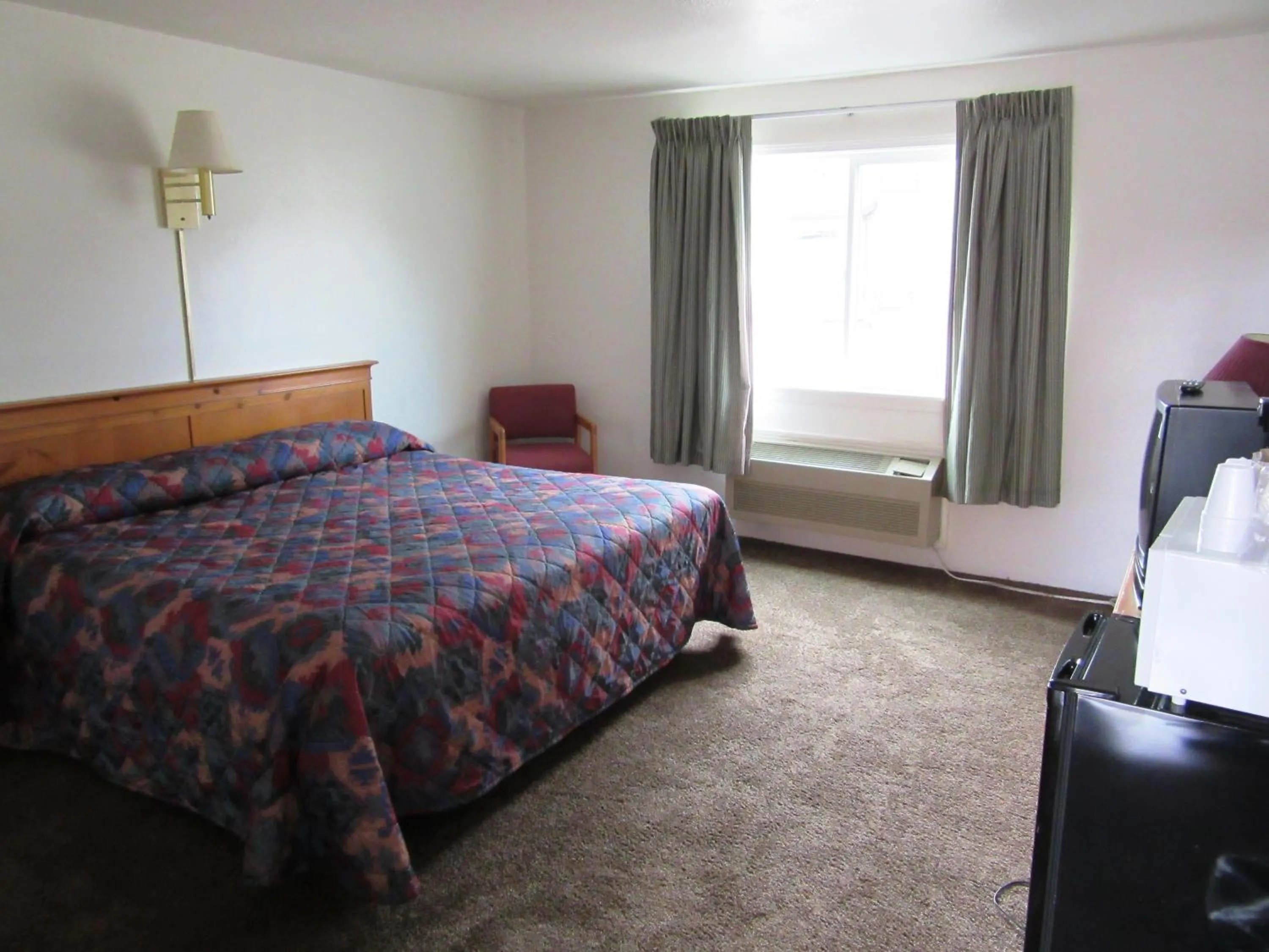Photo of the whole room, Bed in Yellowstone Country Inn