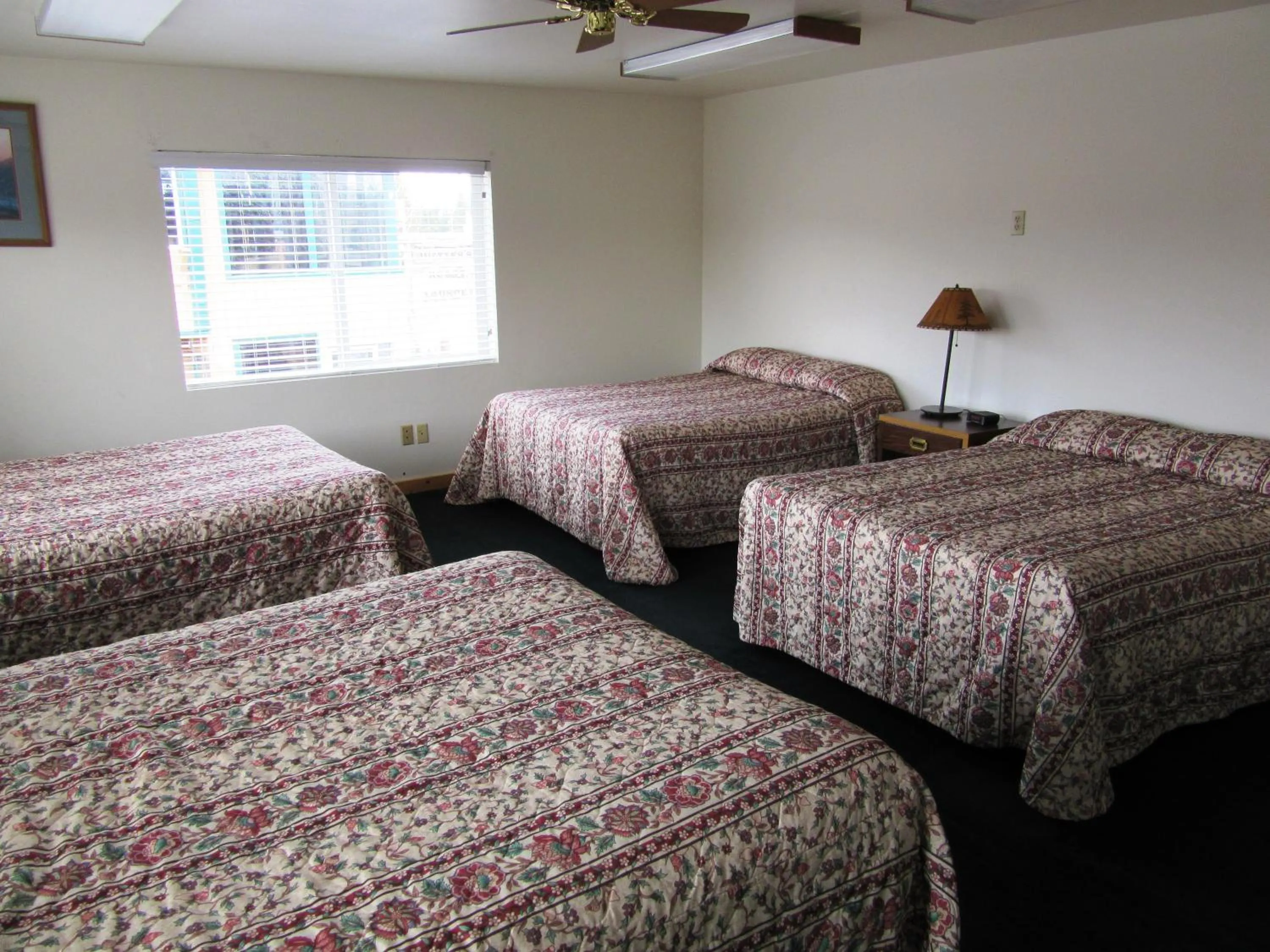 Photo of the whole room, Bed in Yellowstone Country Inn