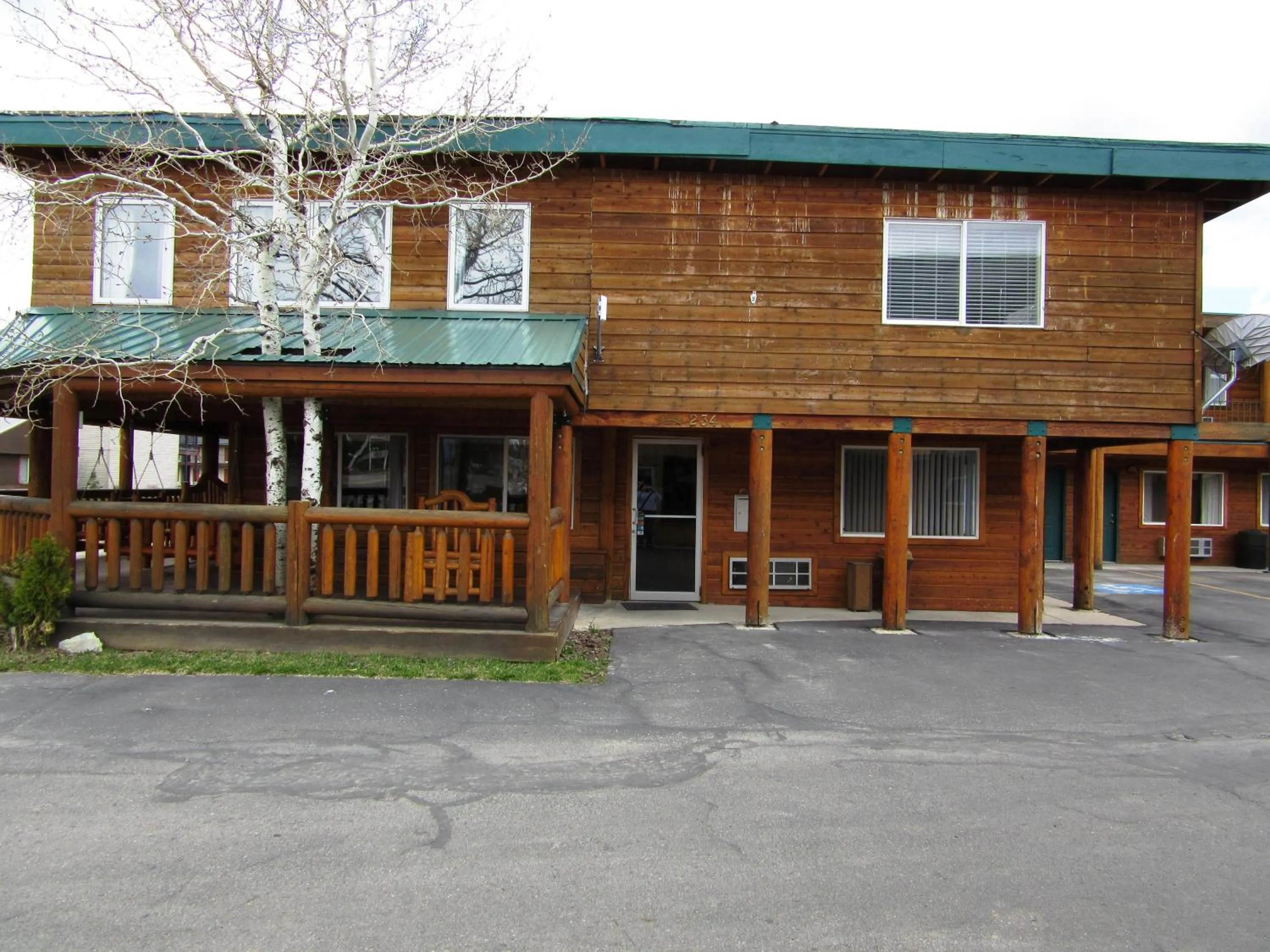 Facade/entrance in Yellowstone Country Inn