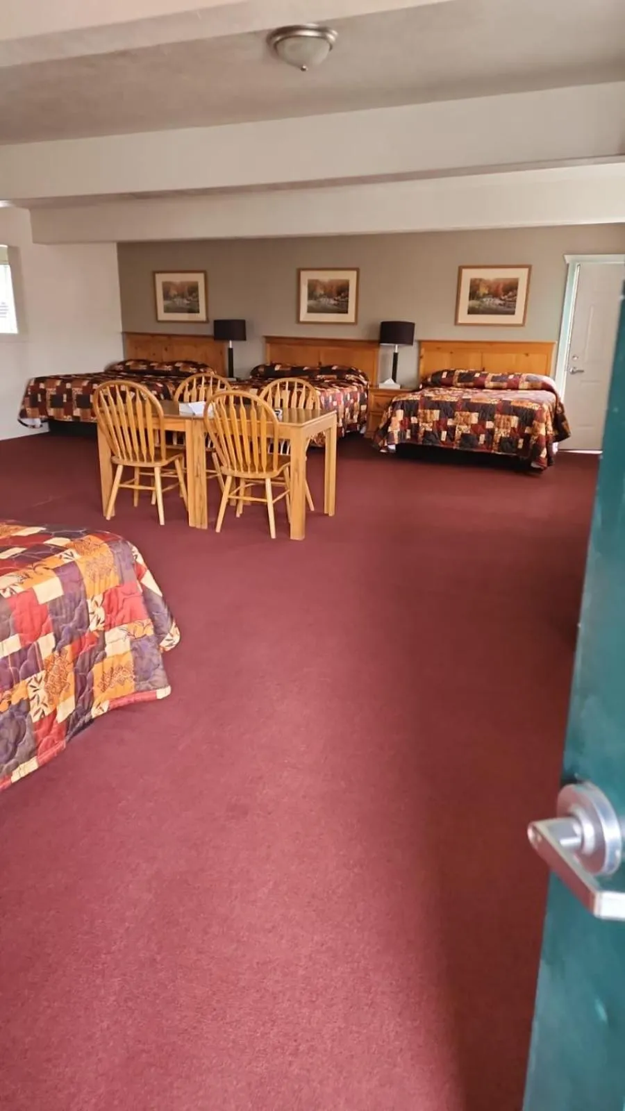 Dining area in Yellowstone Country Inn