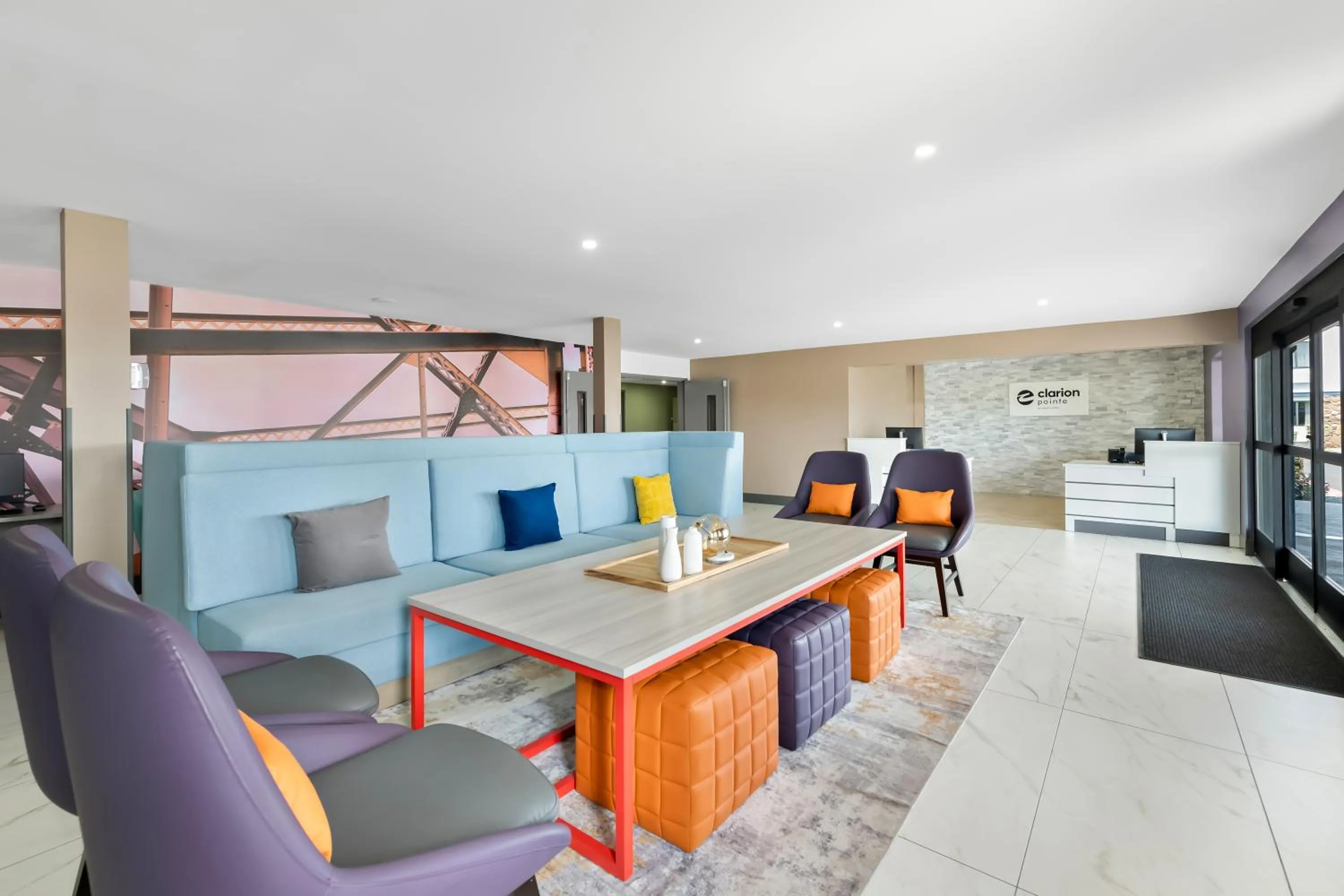 Seating area in Clarion Pointe