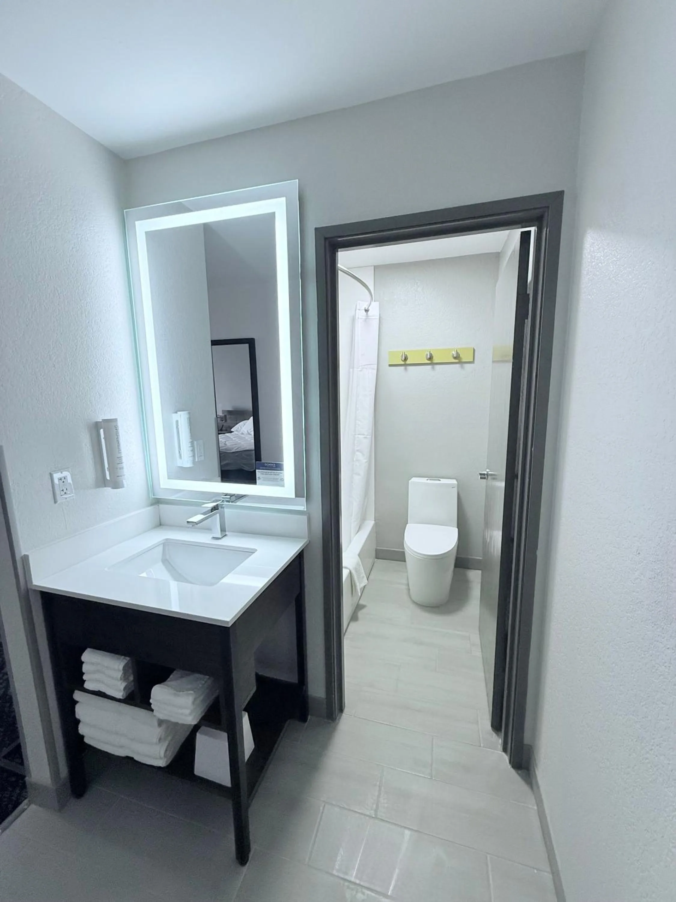 King Room with Roll-In Shower - Disability Access/Non Smoking in Clarion Pointe