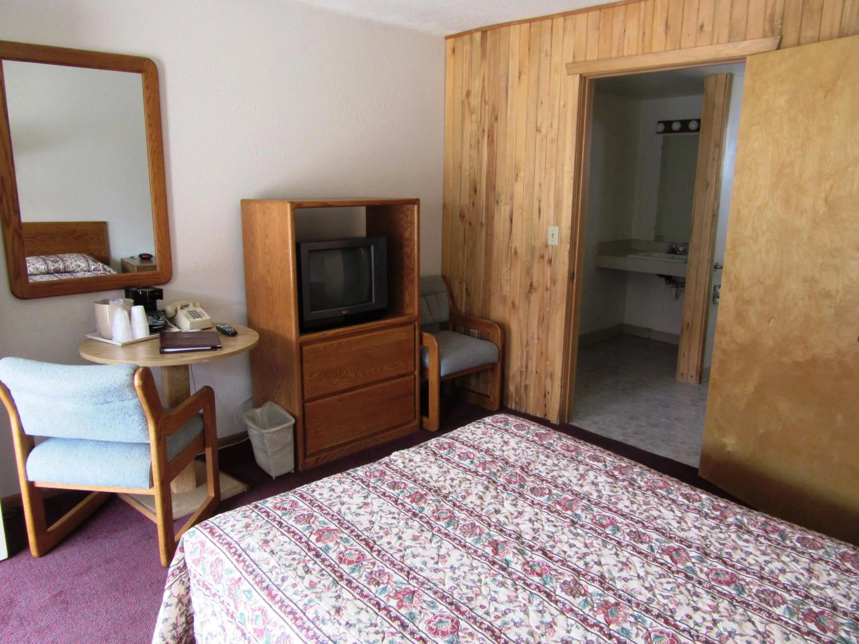 Photo of the whole room, Bed in Travelers Lodge