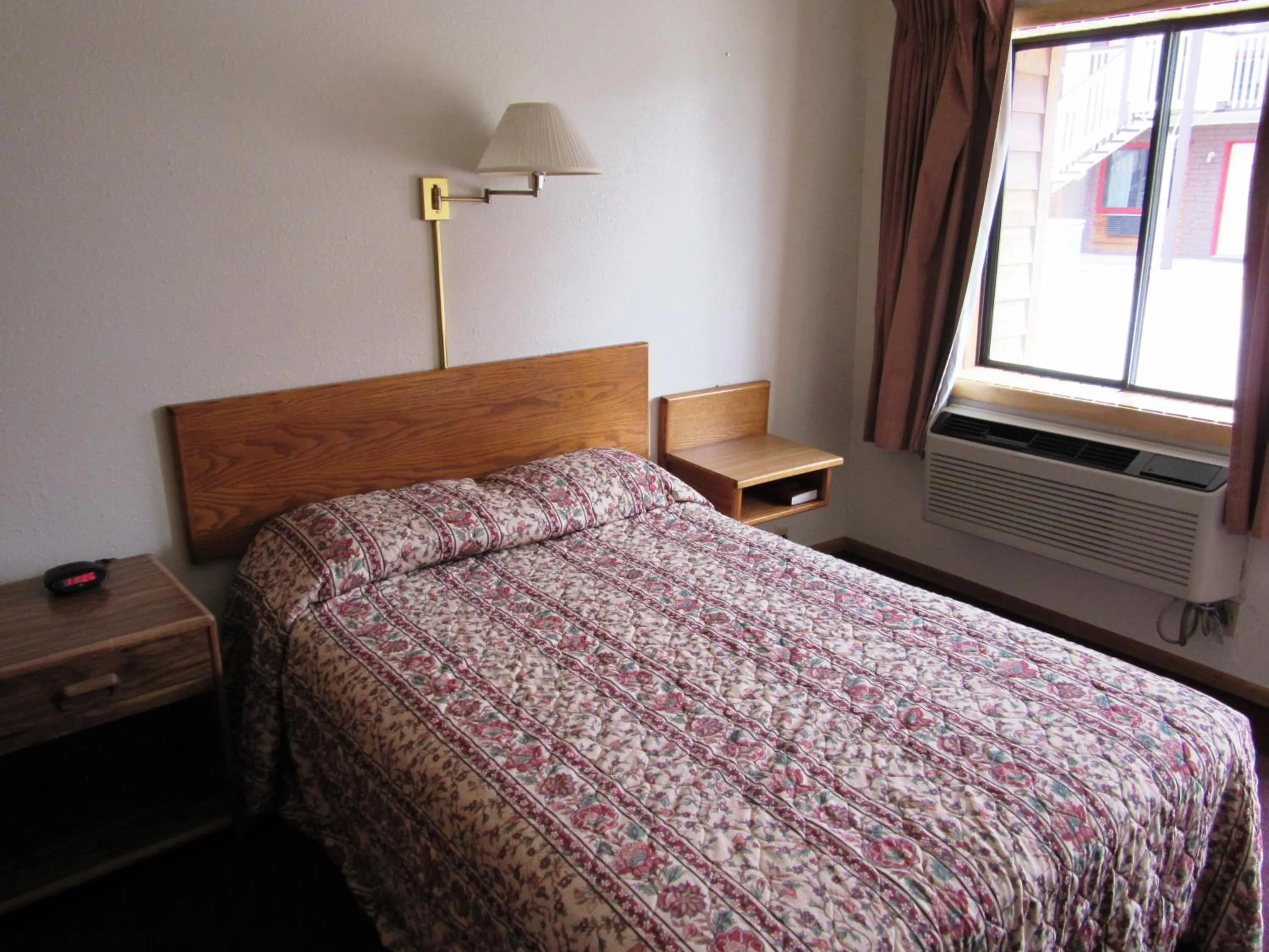 Photo of the whole room, Bed in Travelers Lodge