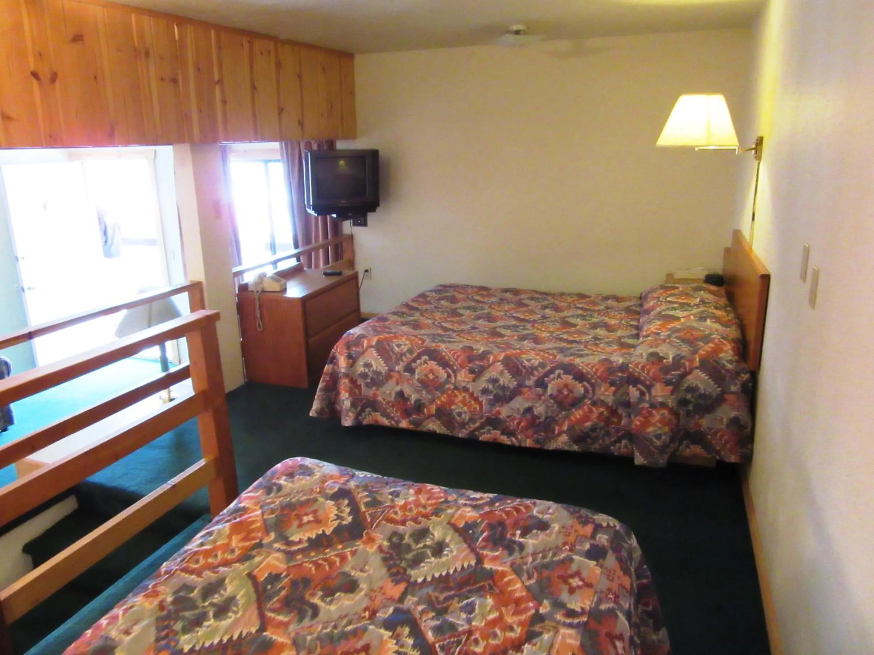 Photo of the whole room, Bed in Travelers Lodge