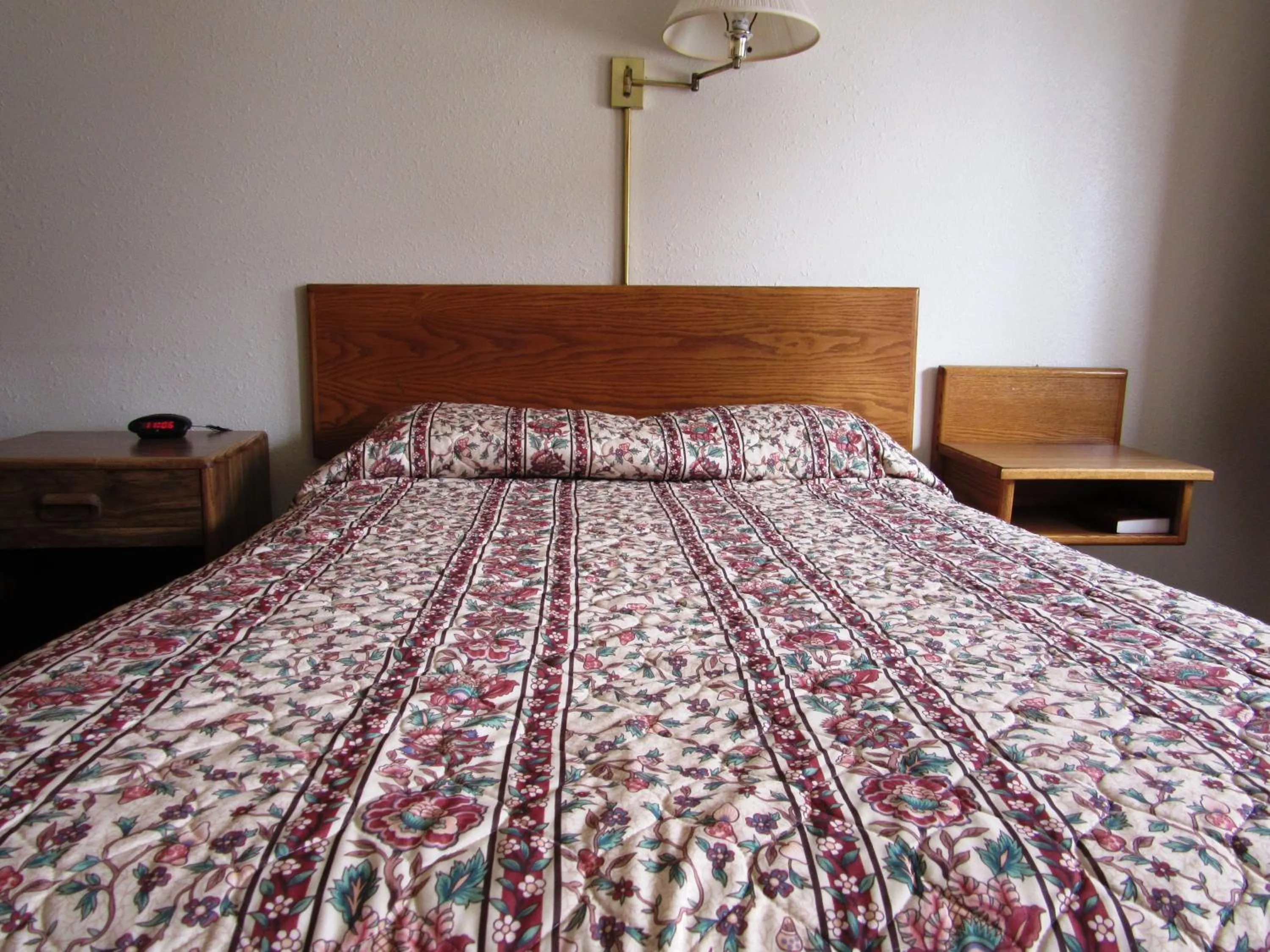 Bed in Travelers Lodge