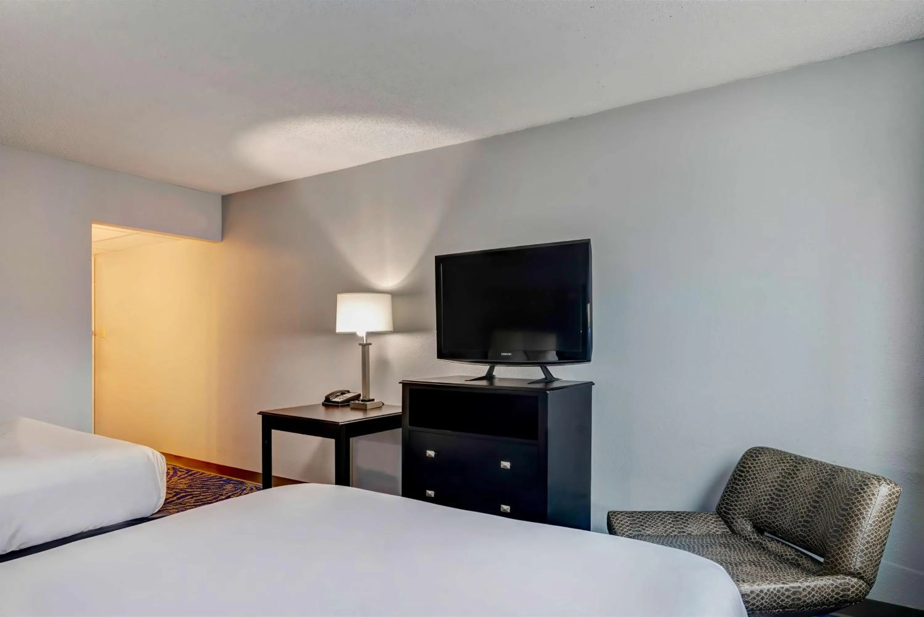 Bedroom, Bed in Motel 6 Arlington TX Entertainment District