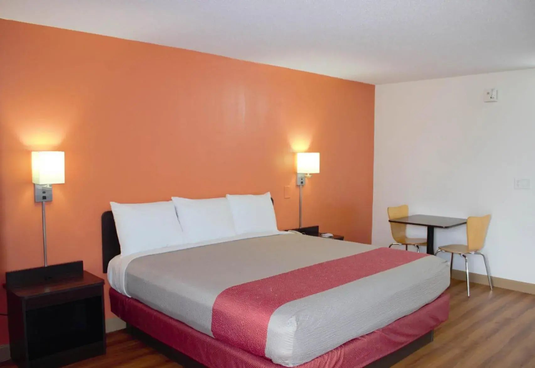 Deluxe King Room - Non-Smoking in Motel 6-Cleveland, TN Deluxe King Room - Non-Smoking in Motel 6-Cleveland, TN