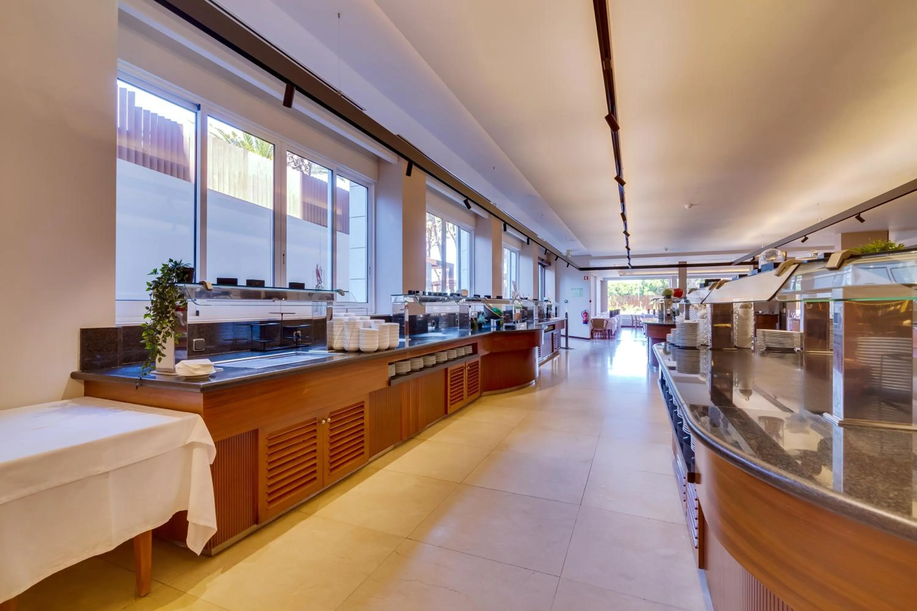 Restaurant/places to eat in Falésia Hotel - Adults Only