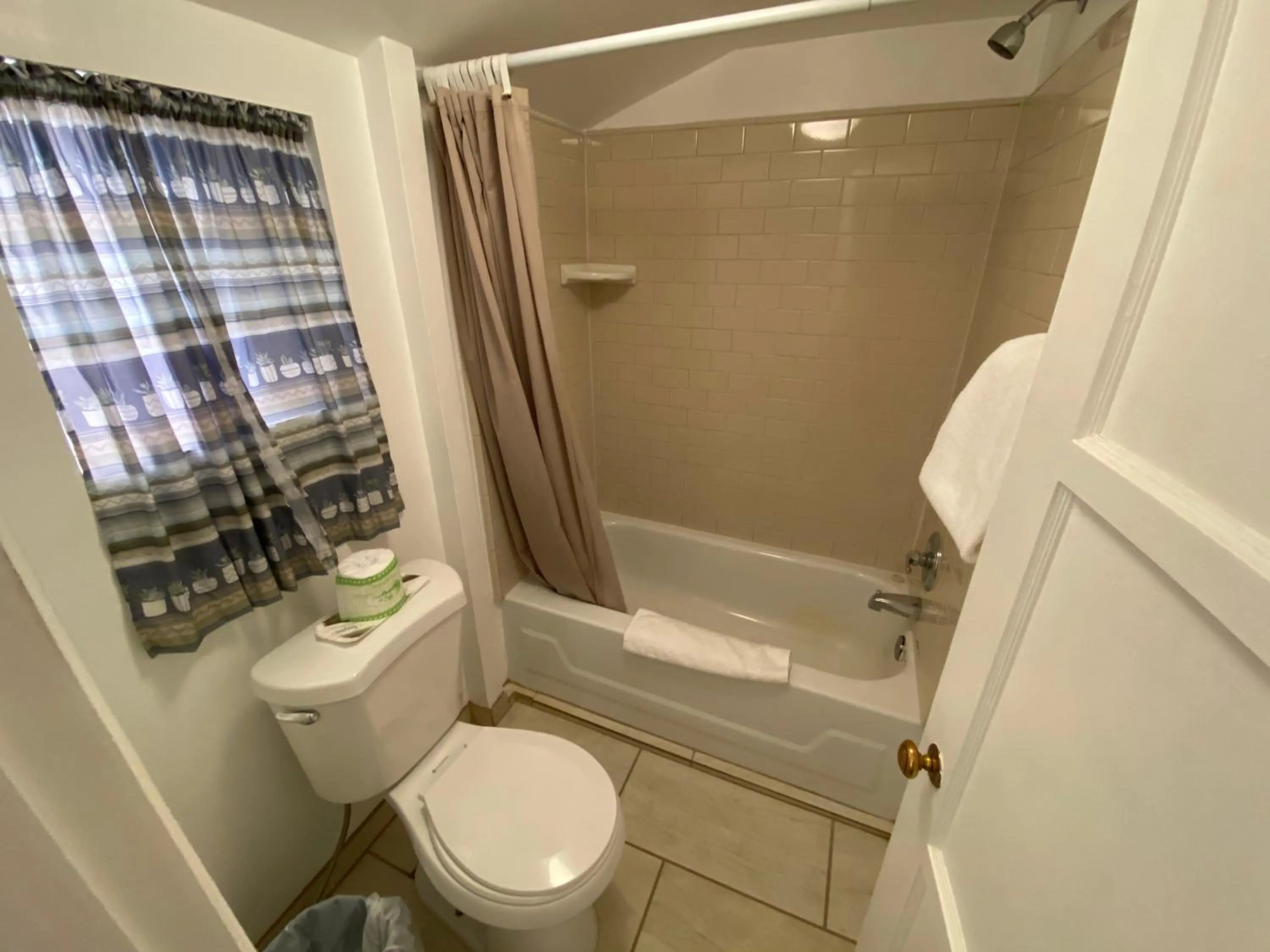 Bathroom in Independence Courthouse Motel