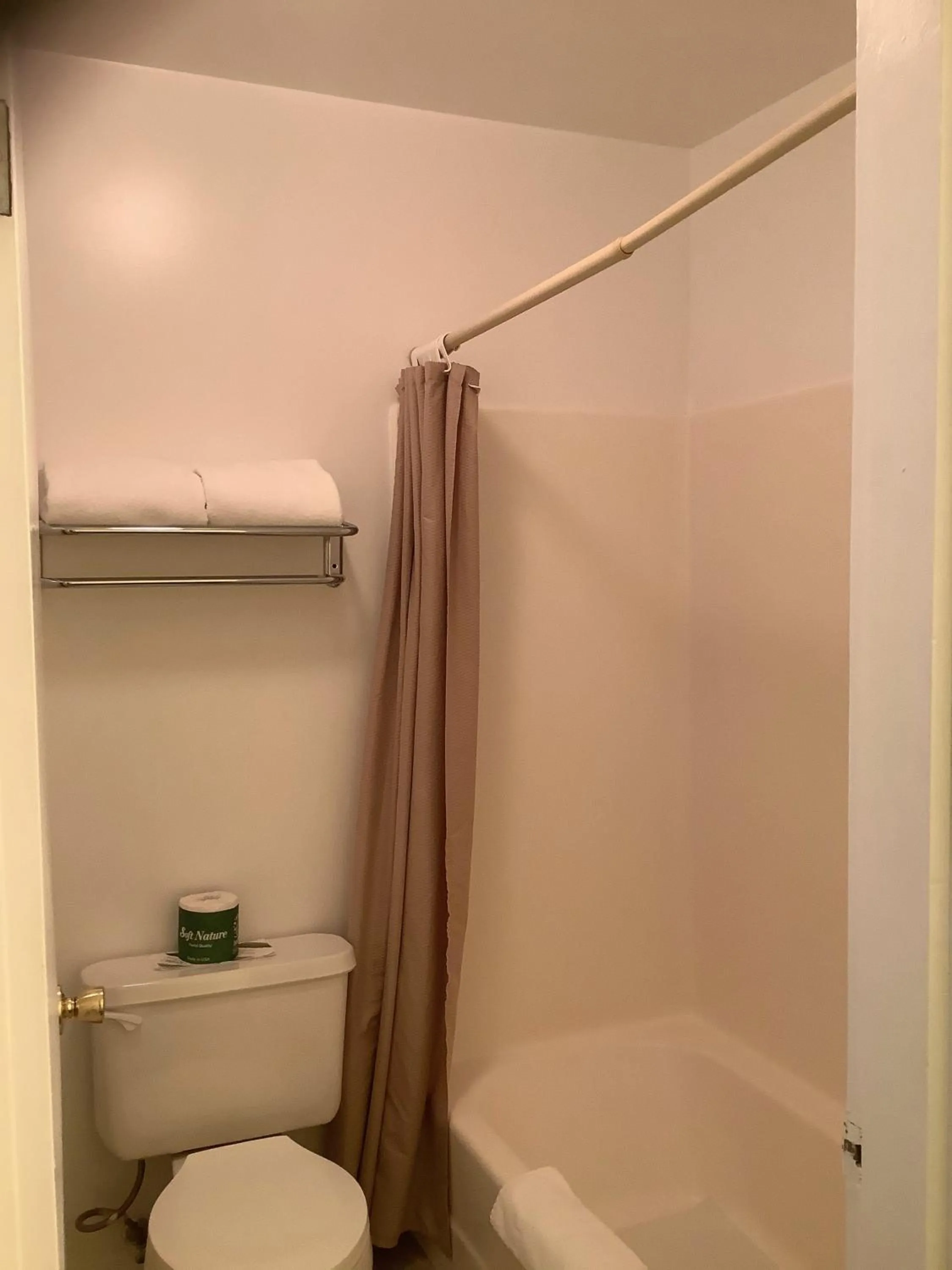 Bathroom in Independence Courthouse Motel