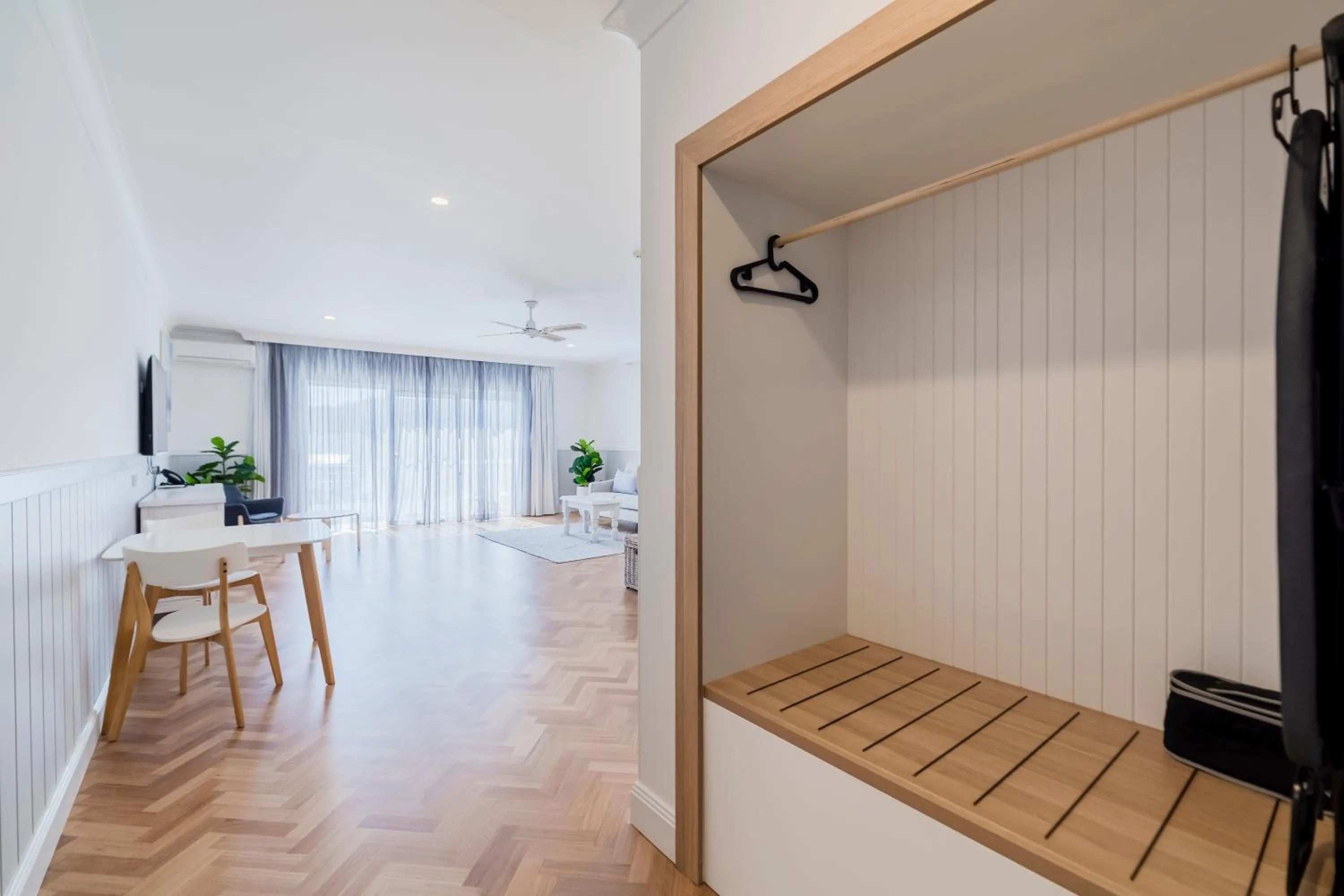 Dining area in The Quarters, an Ascend Collection Hotel