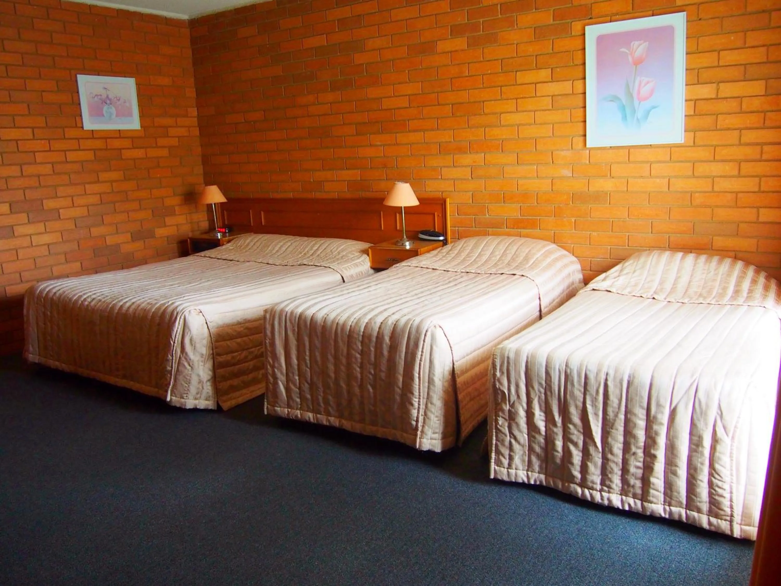 Bedroom, Bed in Essendon Motel