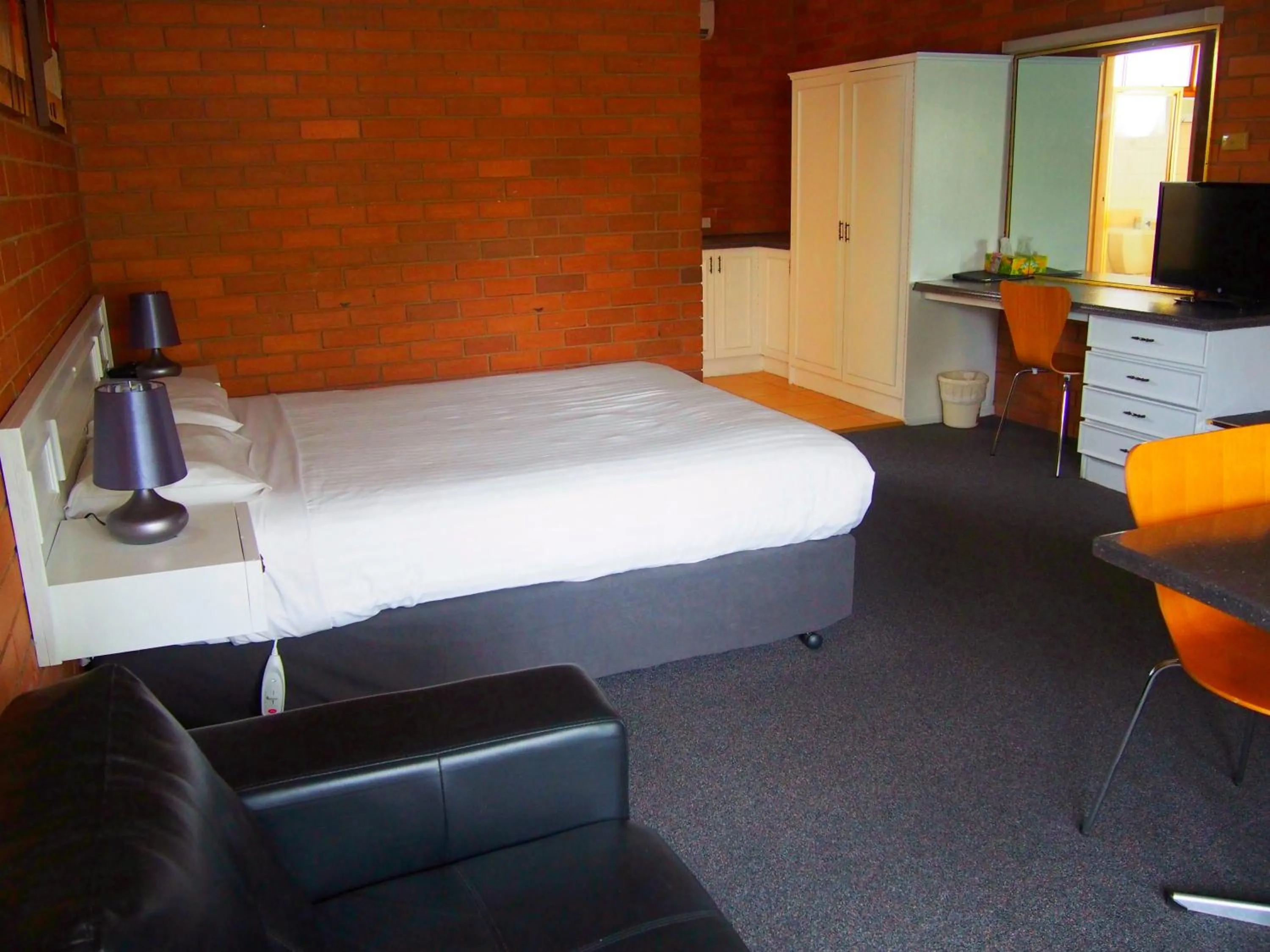 Bedroom, Bed in Essendon Motel