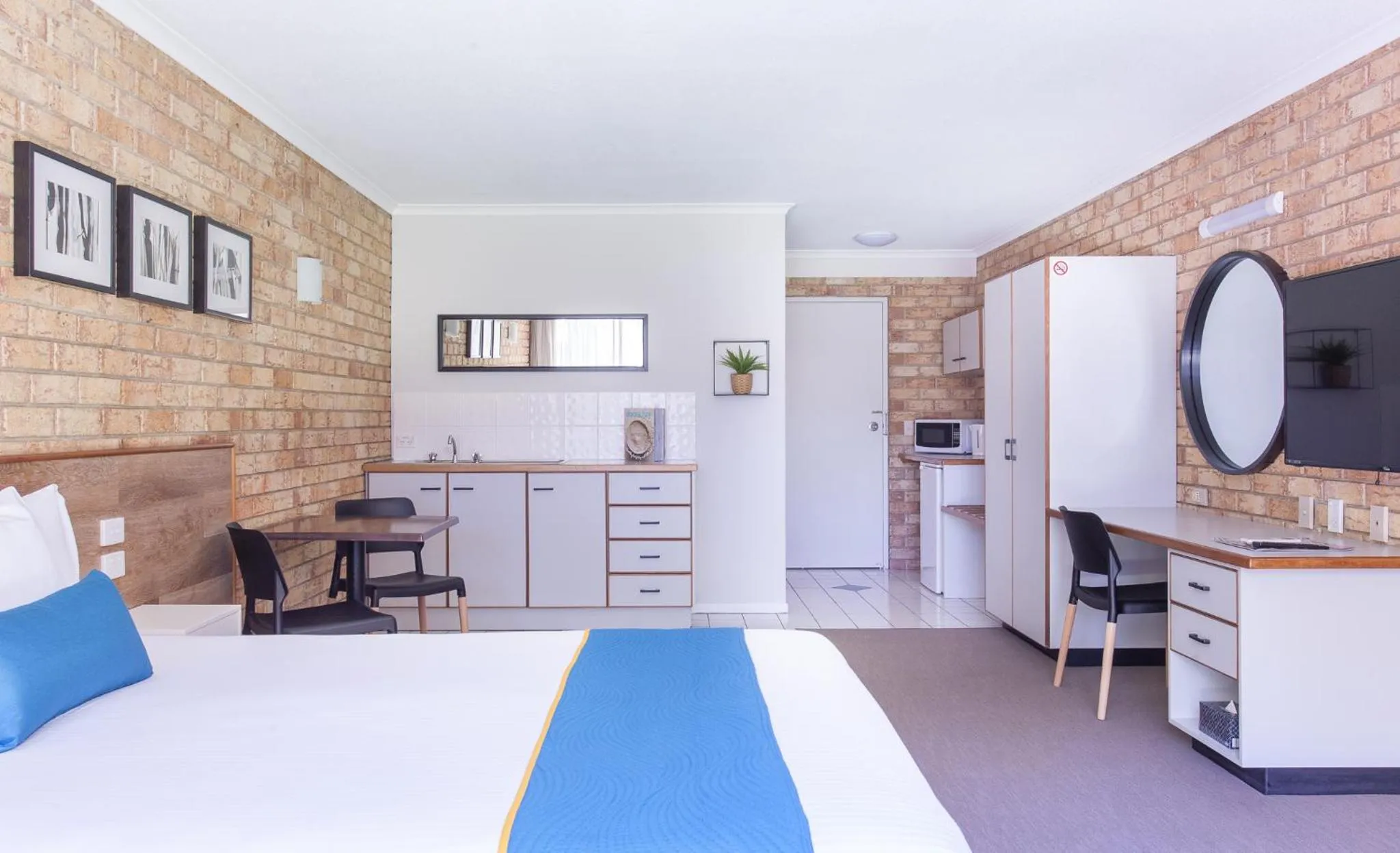 Patio, Bed in Sunshine Coast Motor Lodge