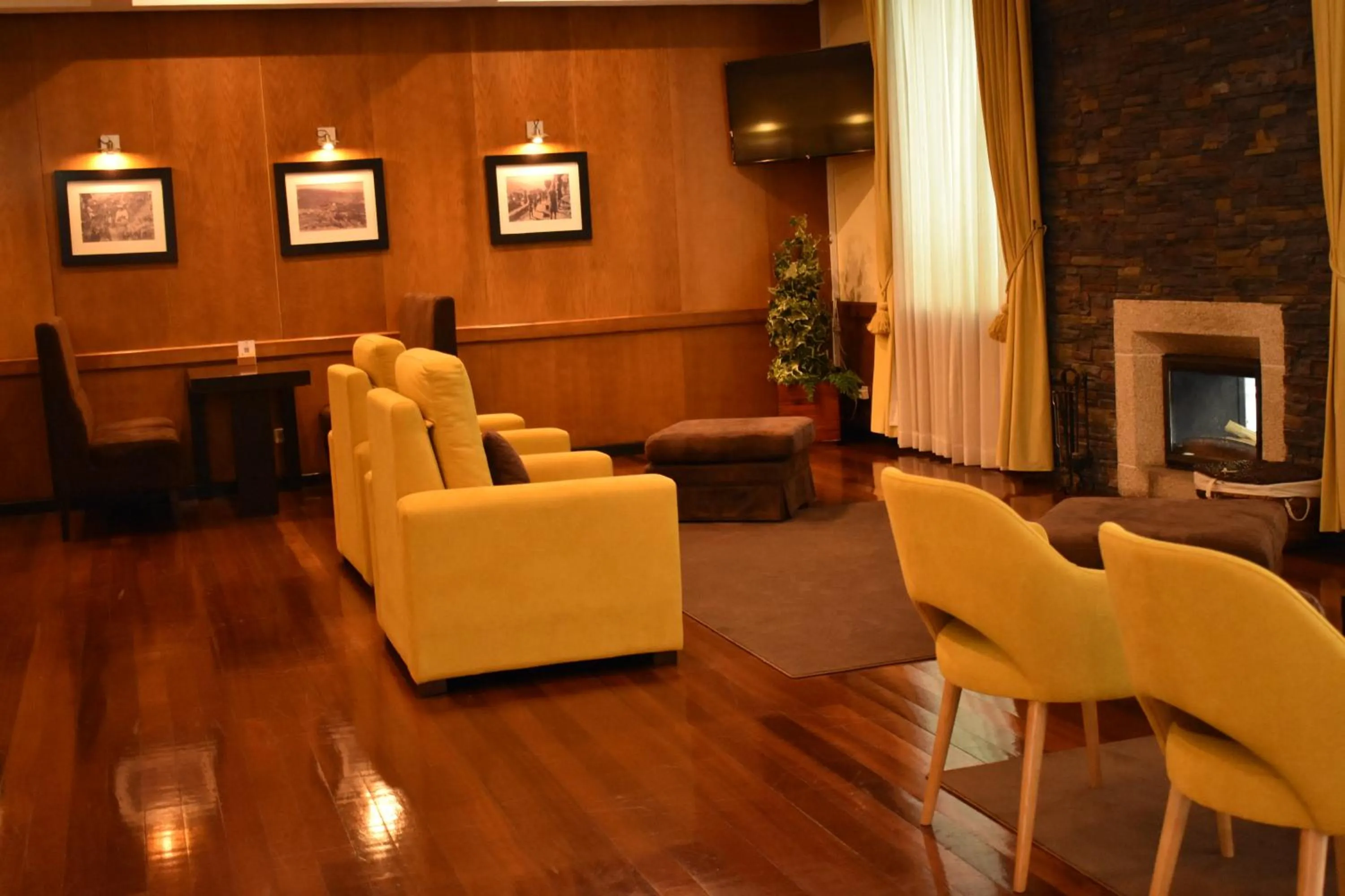 Communal lounge/ TV room in Douro Marina Hotel & SPA