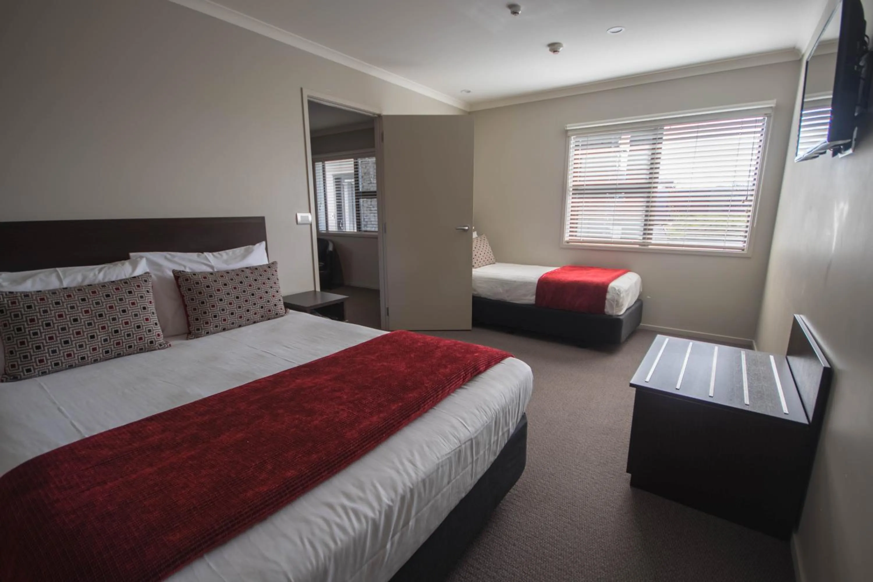 Bedroom, Bed in Amity Motel