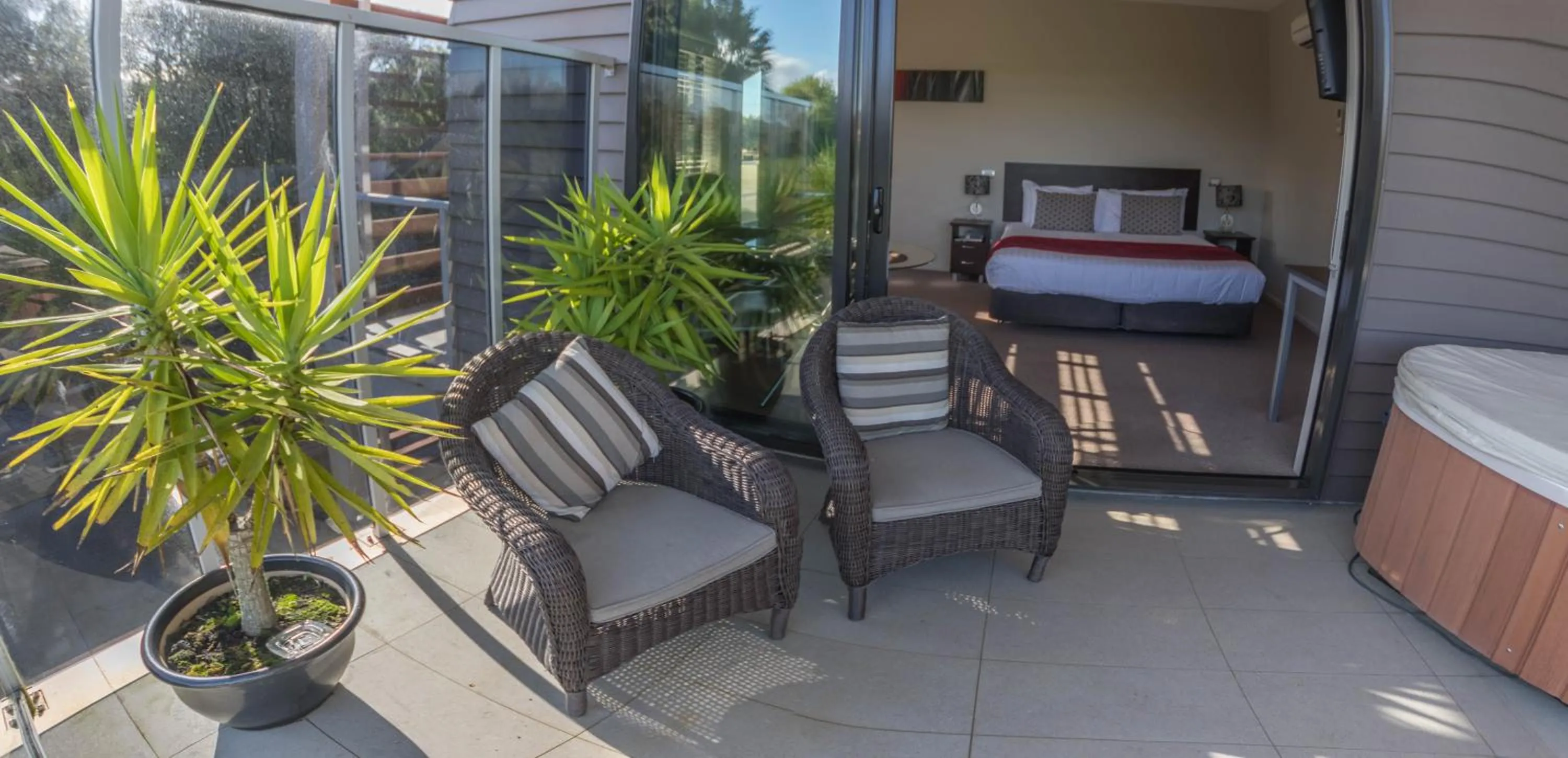 Patio, Bed in Amity Motel