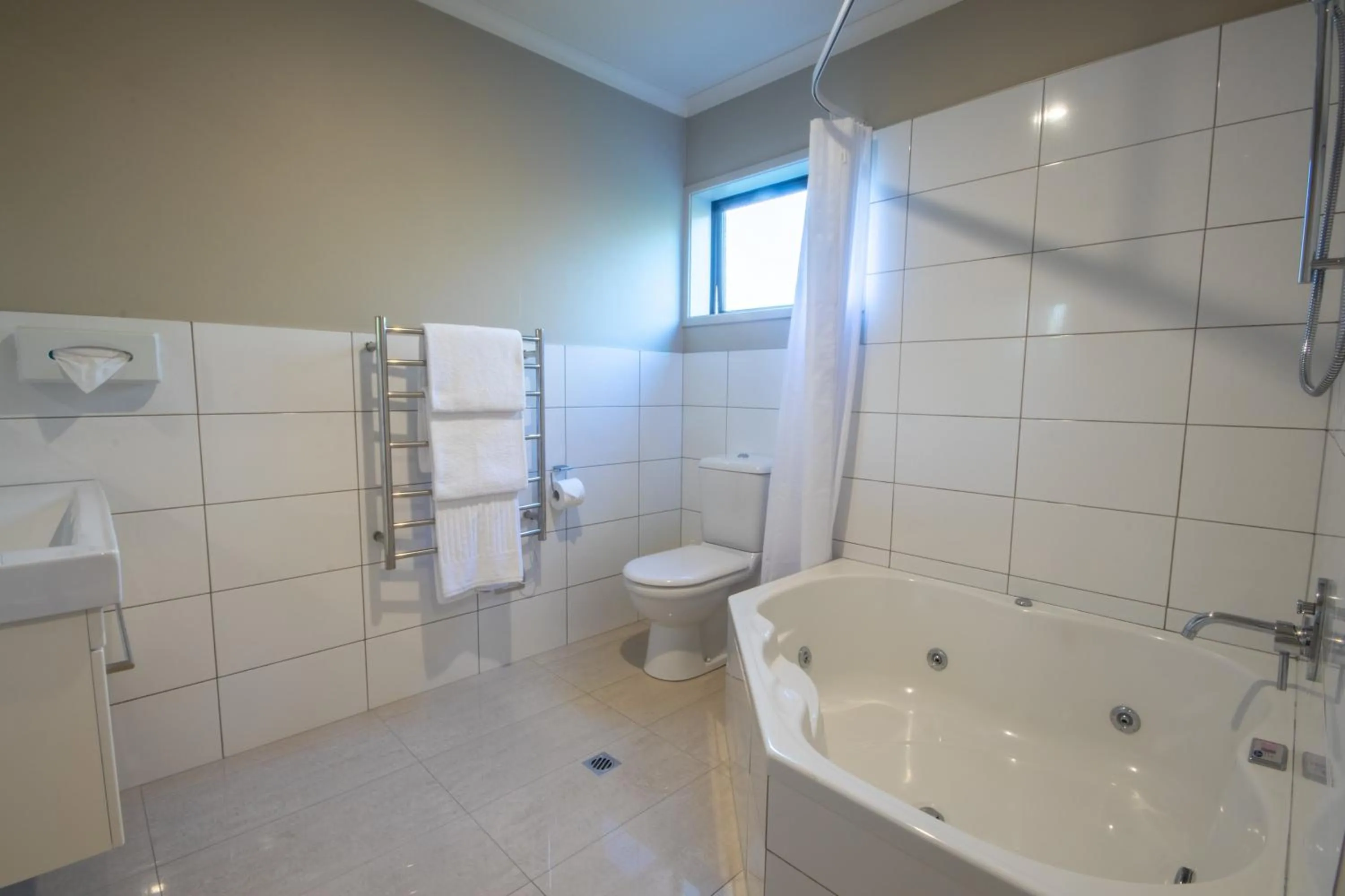 Bathroom in Amity Motel