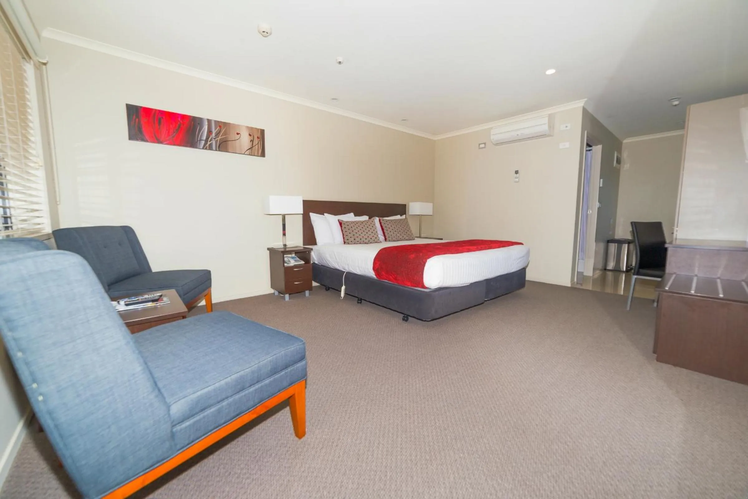 Living room, Bed in Amity Motel