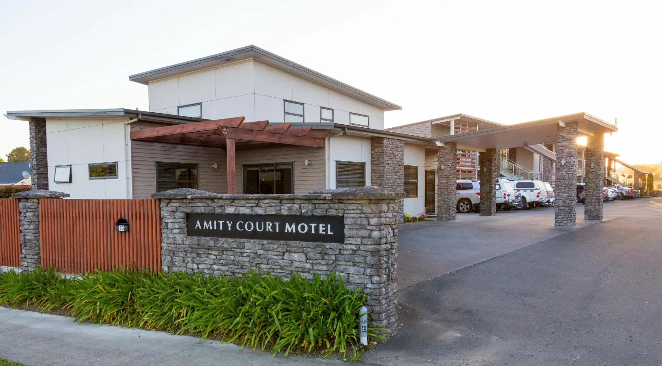 Facade/entrance in Amity Motel