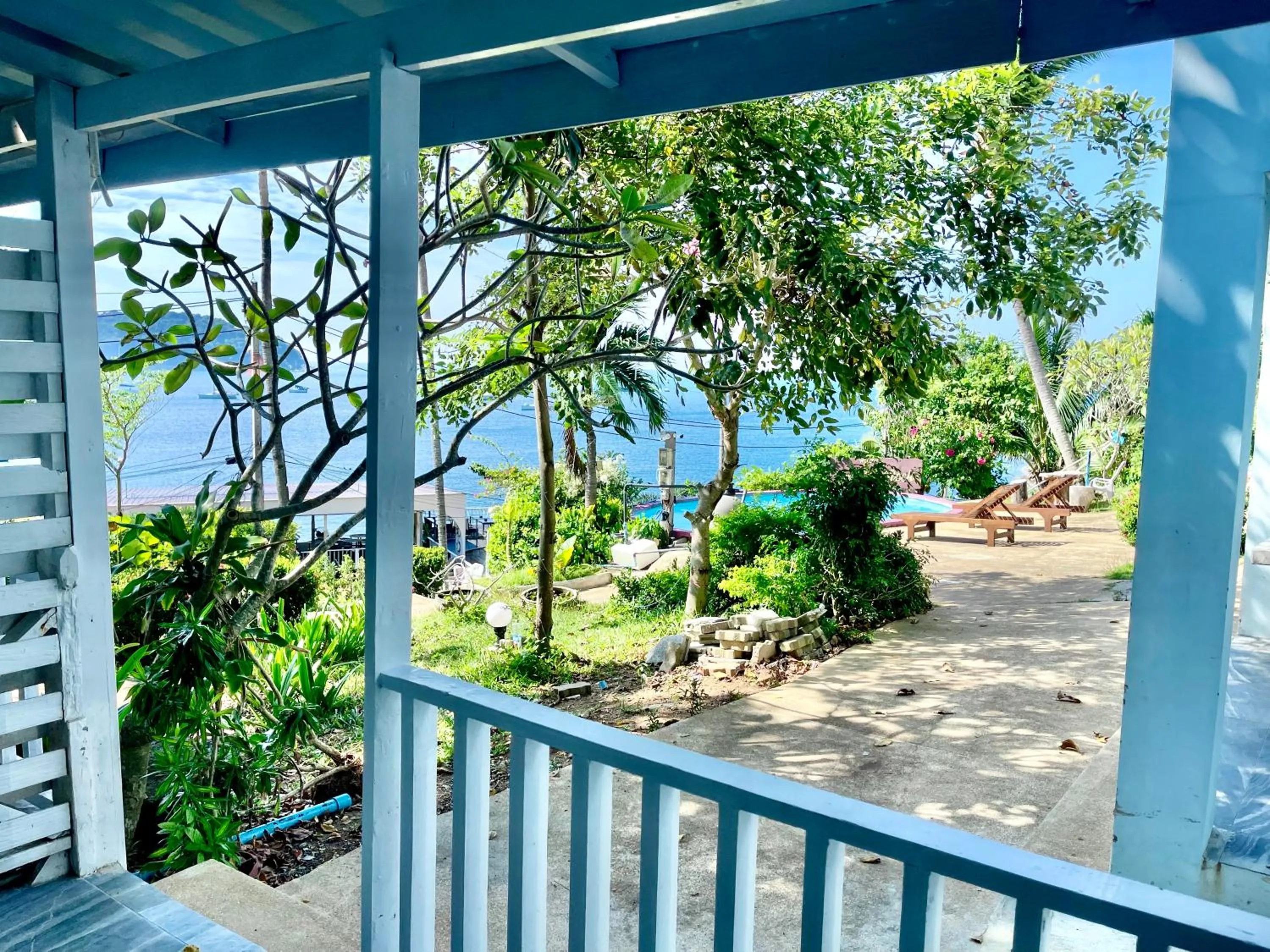 Day in Naiharn On The Rock Resort Phuket