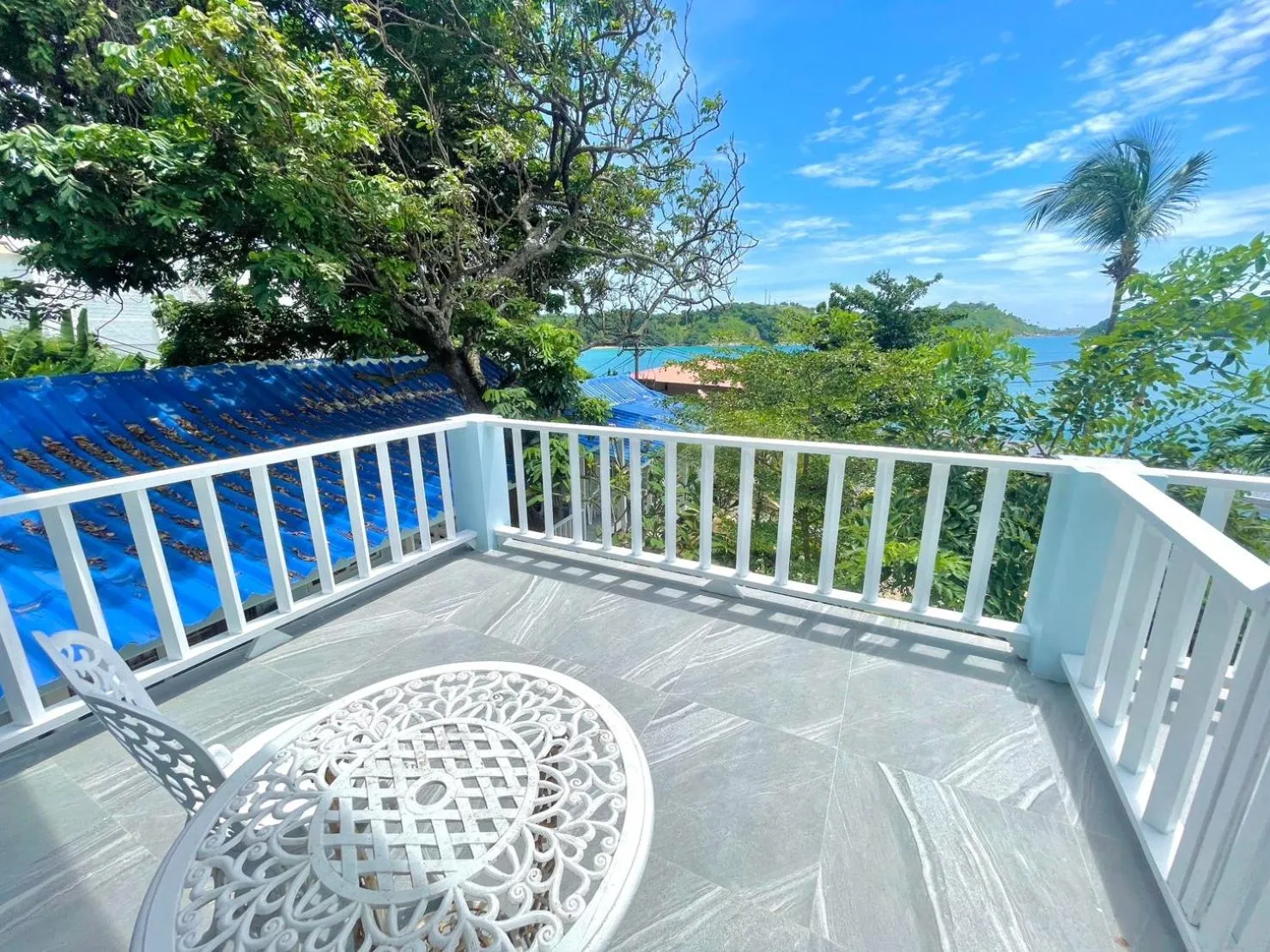 Day in Naiharn On The Rock Resort Phuket