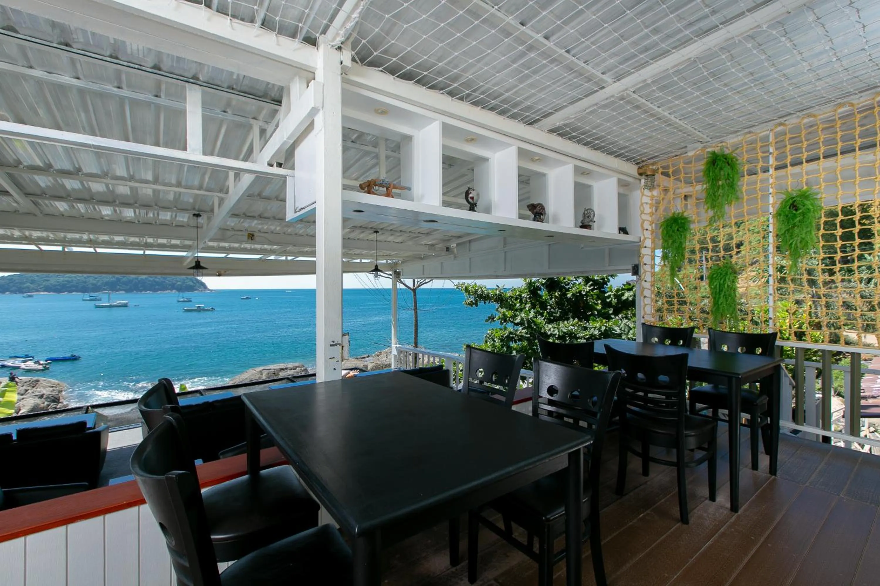 Restaurant/places to eat in Naiharn On The Rock Resort Phuket