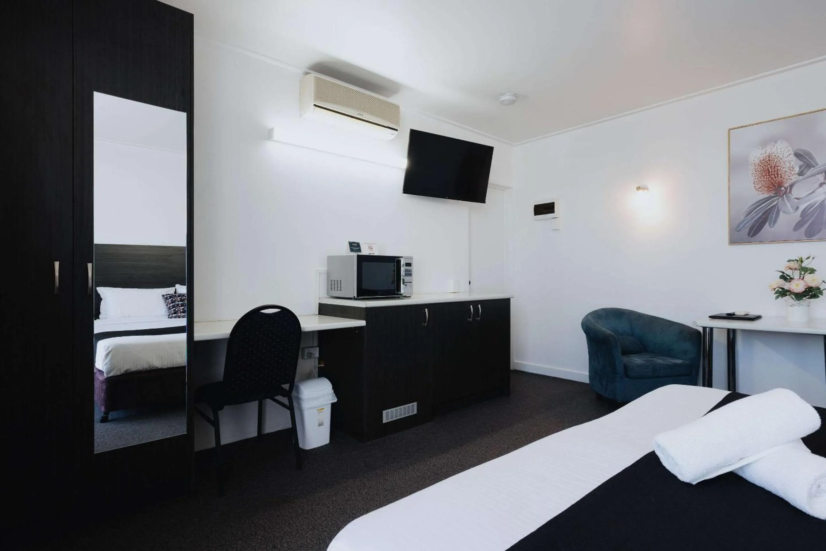Bedroom, Bed in Comfort Inn Traralgon