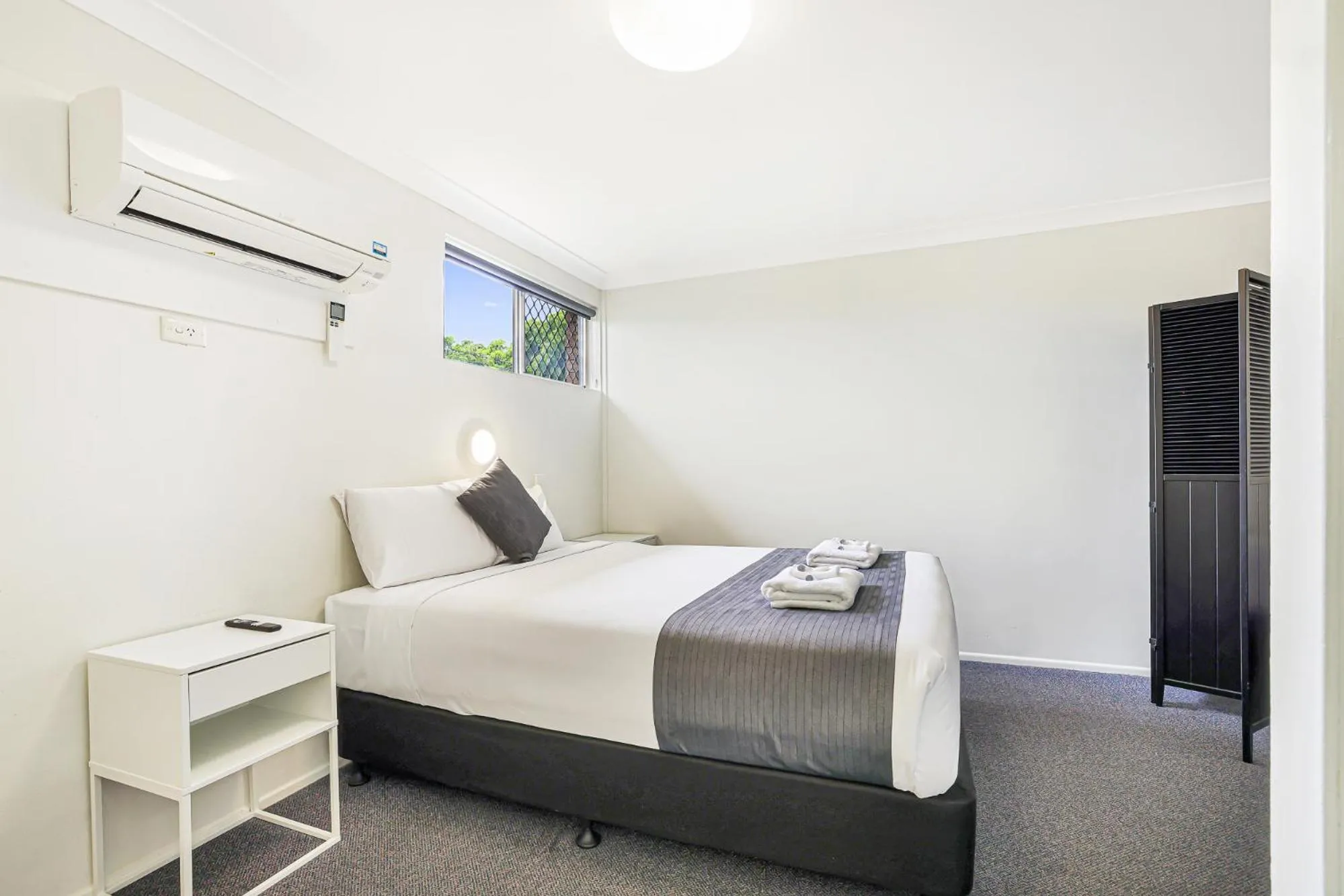 Bed in Acacia Motor Inn