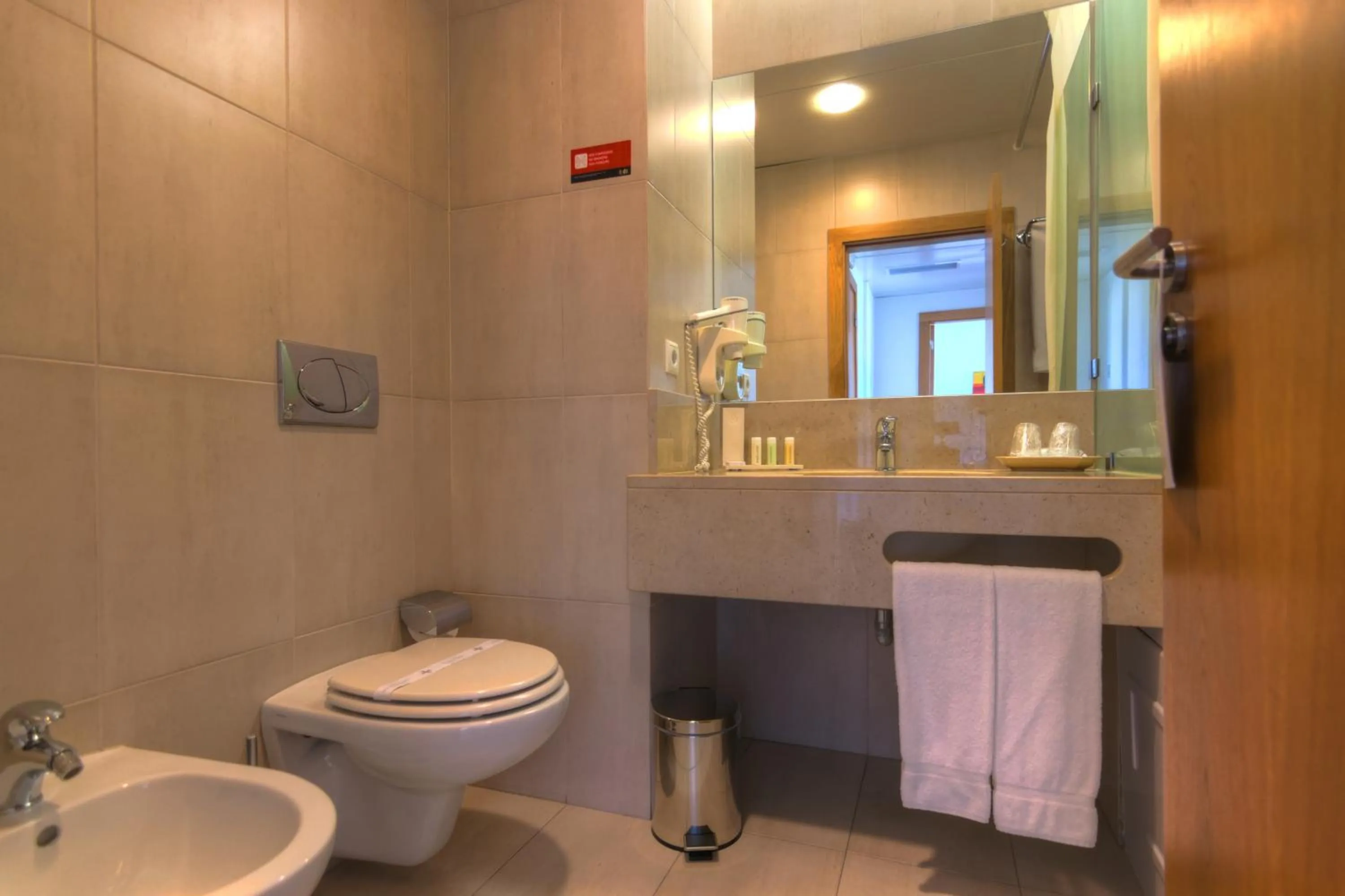 Toilet in Lam Hotel Estarreja