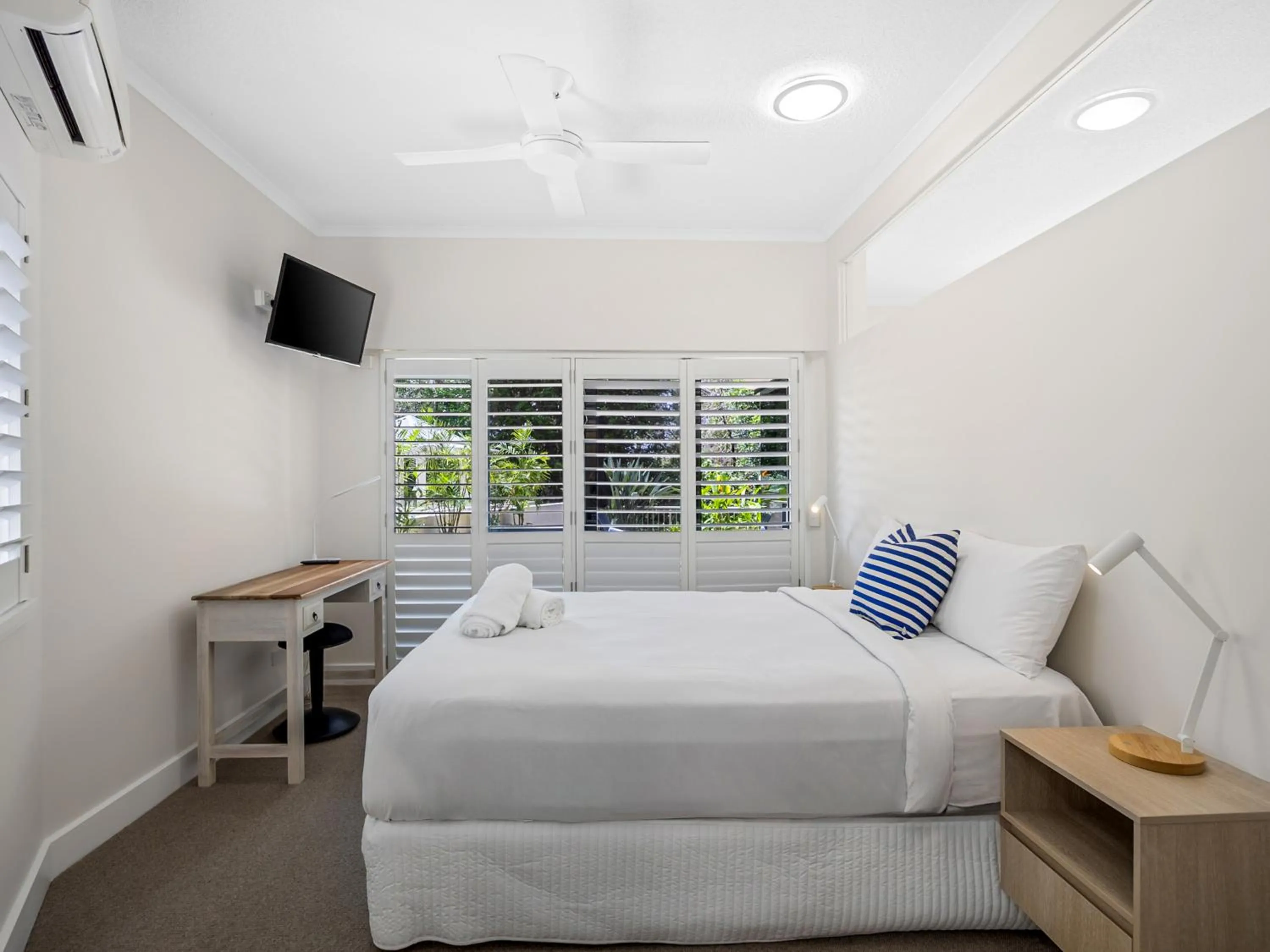 TV and multimedia, Bed in Mirra Chana Beachfront Apartments Mooloolaba