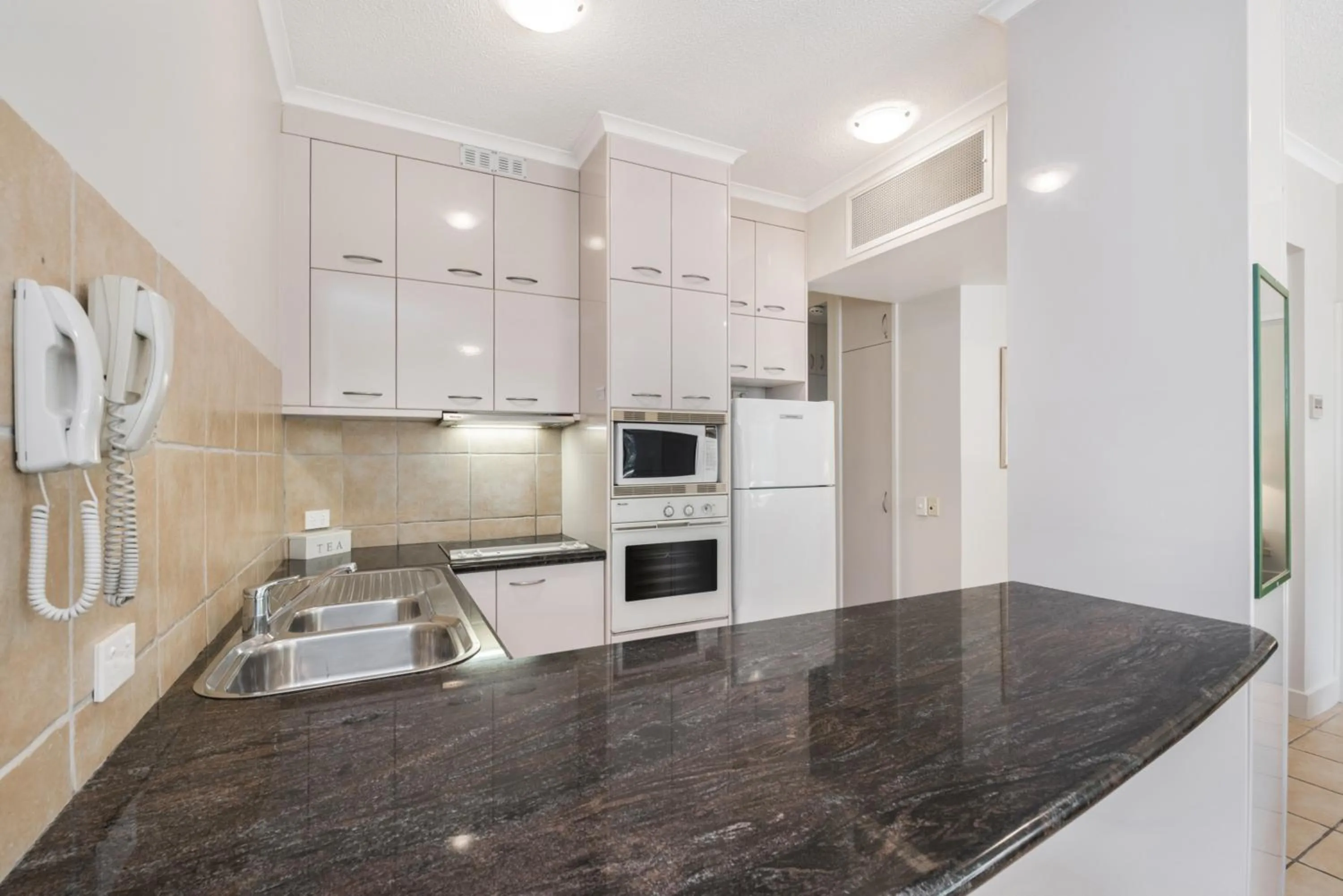 Kitchen or kitchenette in Mirra Chana Beachfront Apartments Mooloolaba