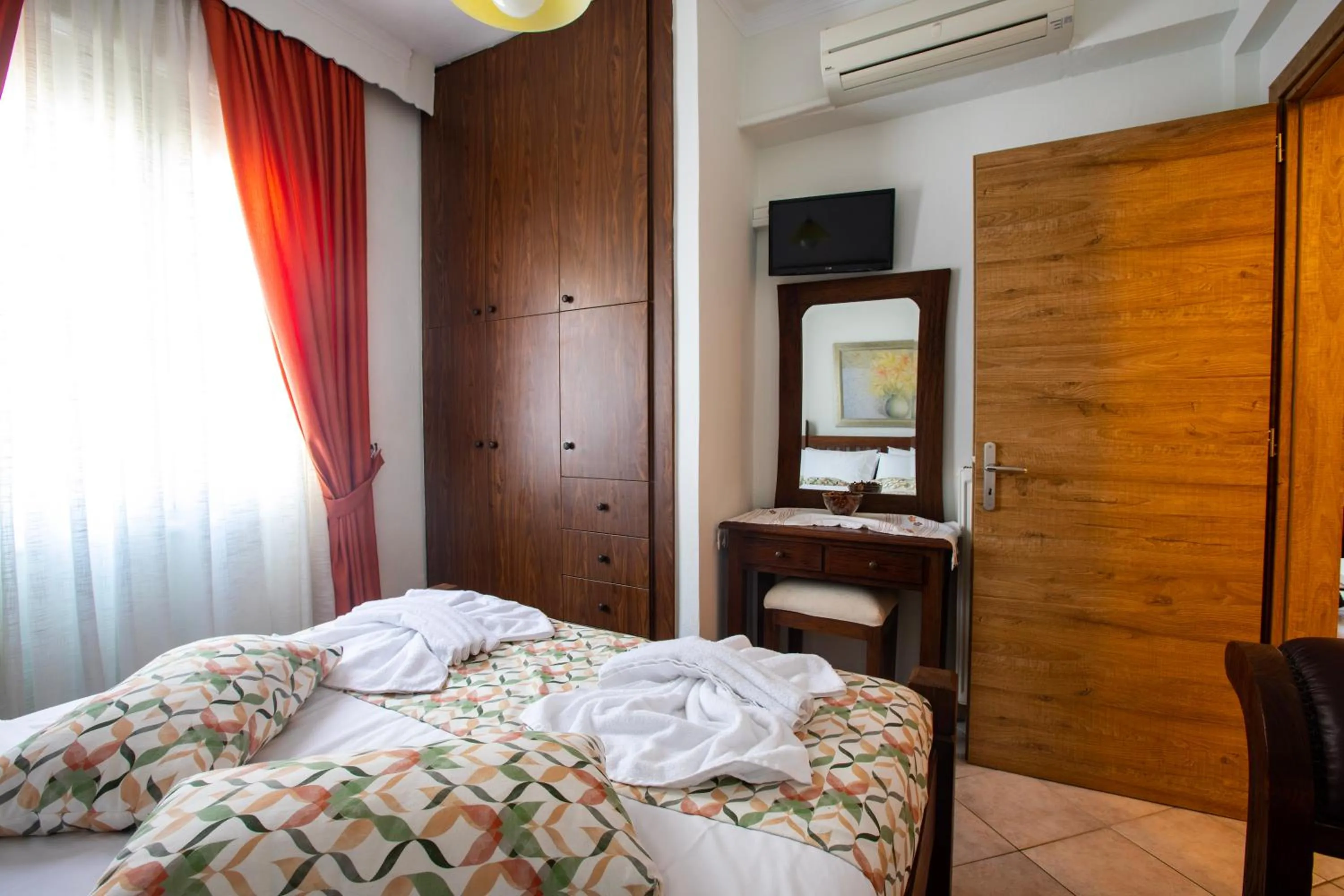 Photo of the whole room, Bed in Kastro Apartments