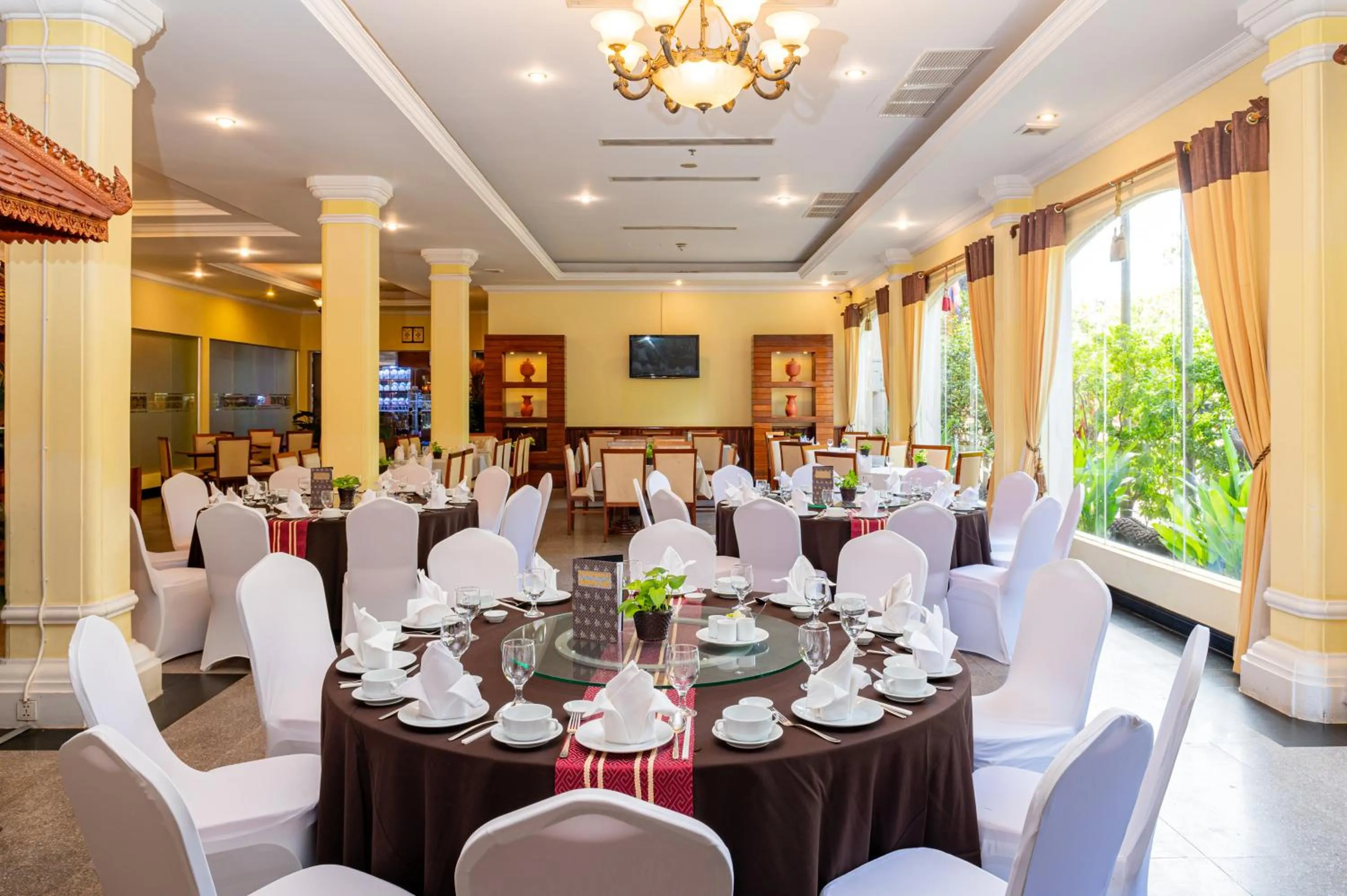 Restaurant/places to eat in Somadevi Angkor Premium