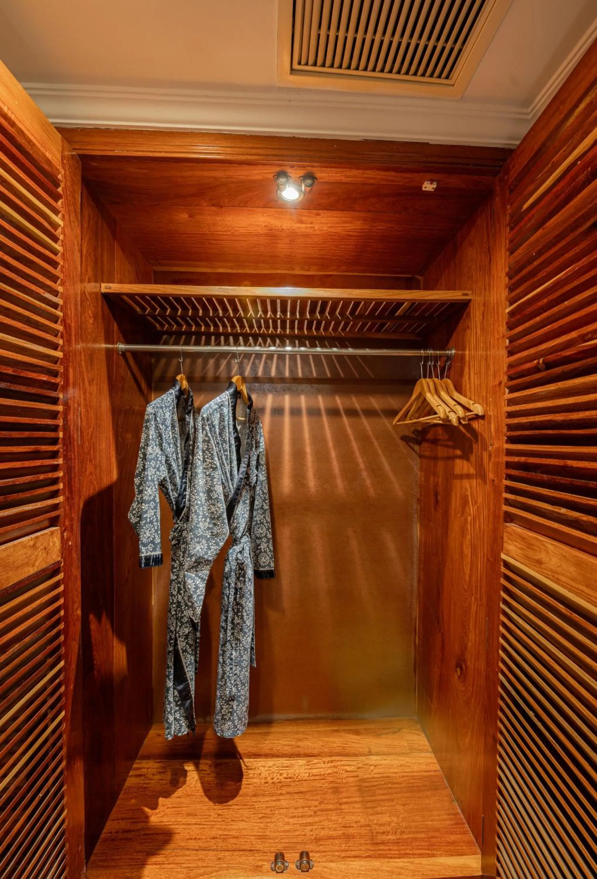 wardrobe in Somadevi Angkor Premium