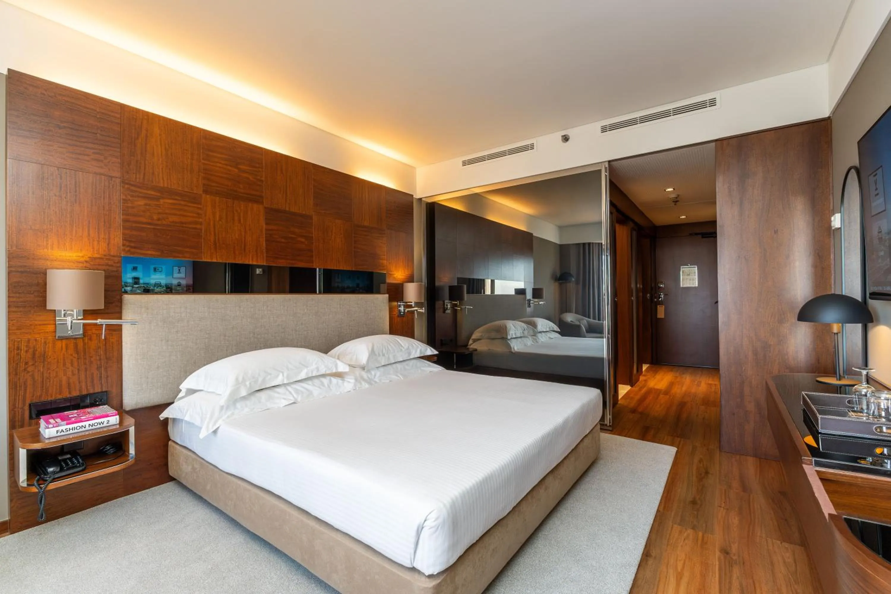 Bedroom, Bed in Porto Palácio Hotel by The Editory