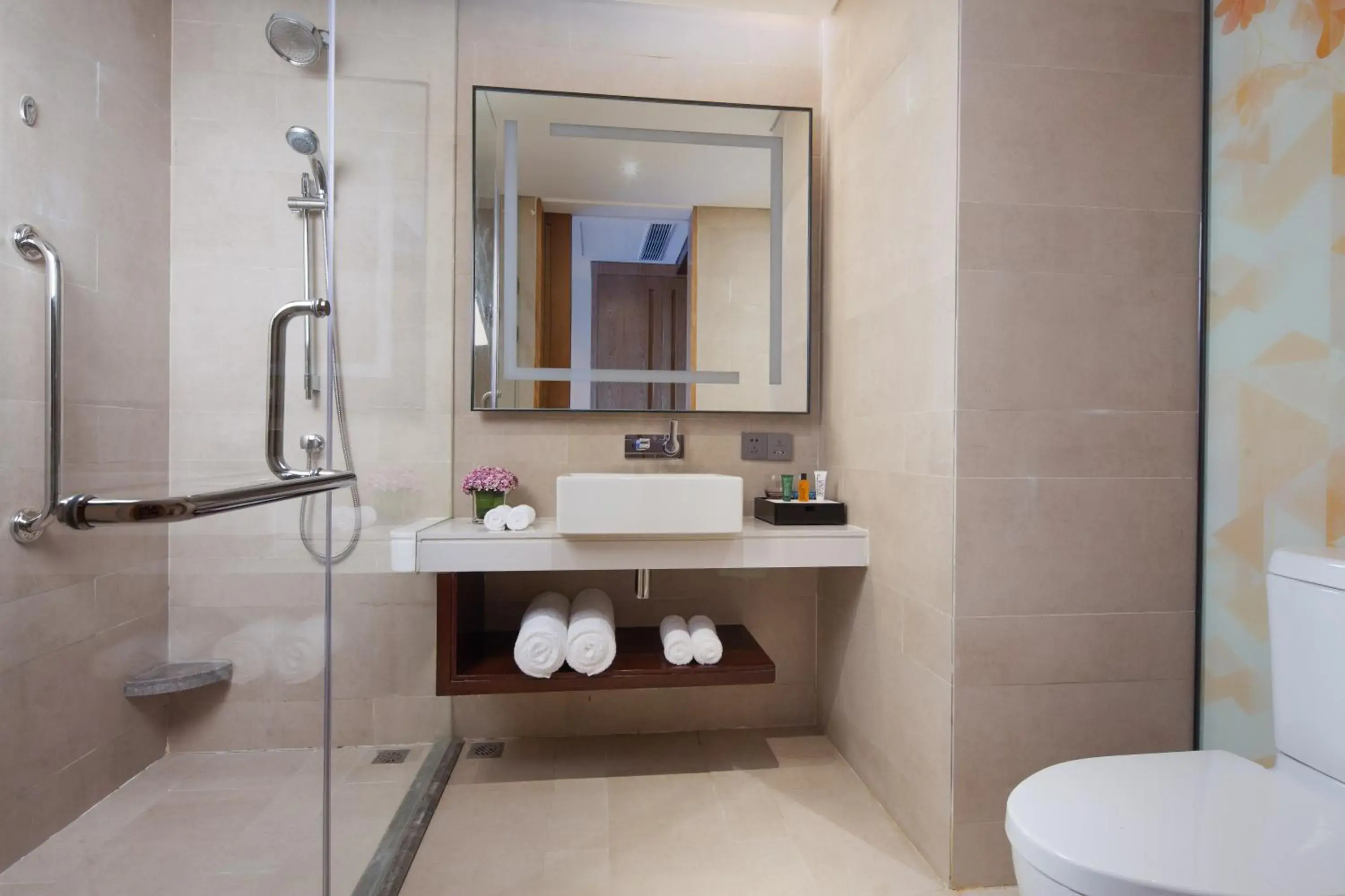 King Guest Room in Hilton Garden Inn Shangri-La King Guest Room in Hilton Garden Inn Shangri-La