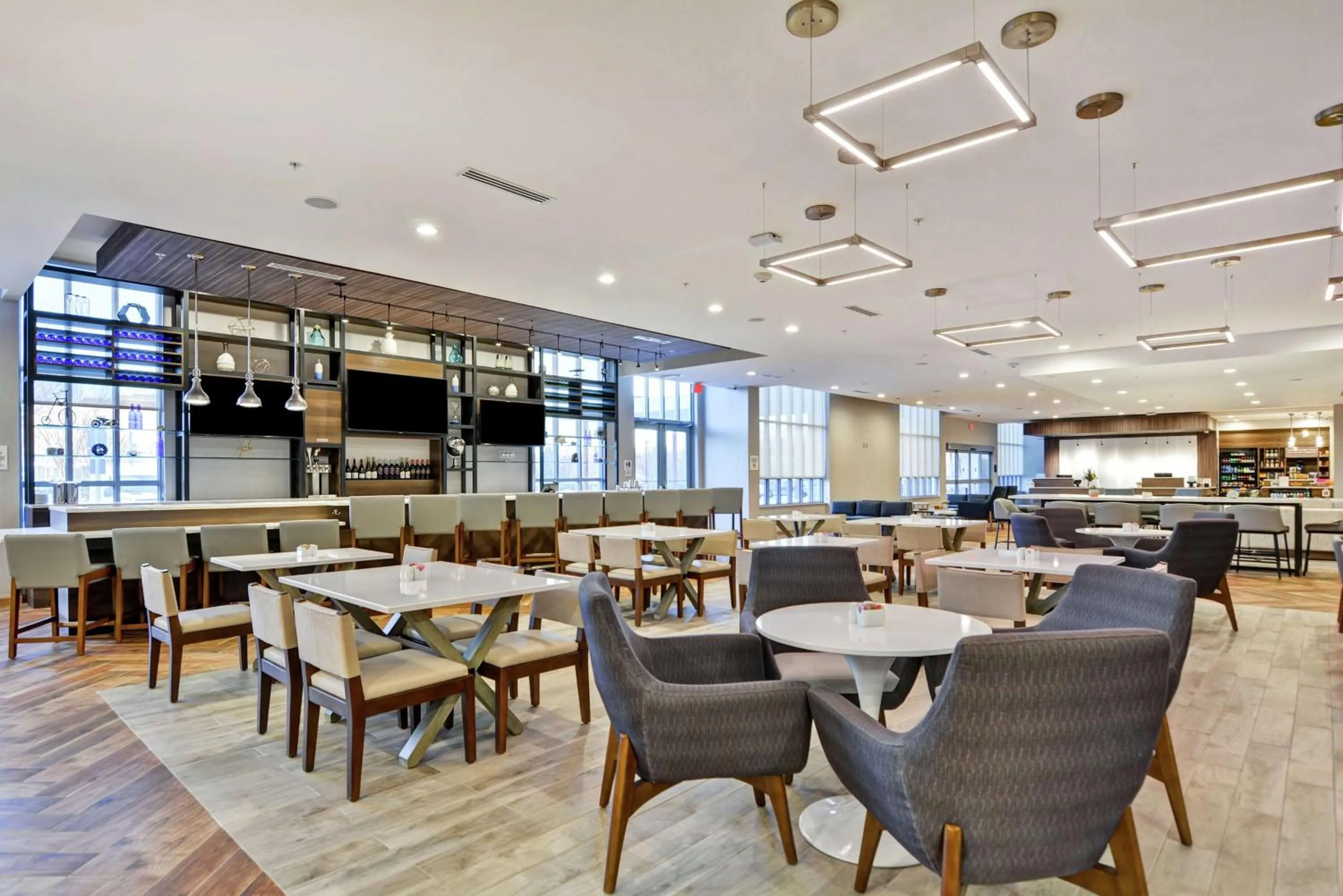 Dining area in Hilton Garden Inn Princeton Lawrenceville