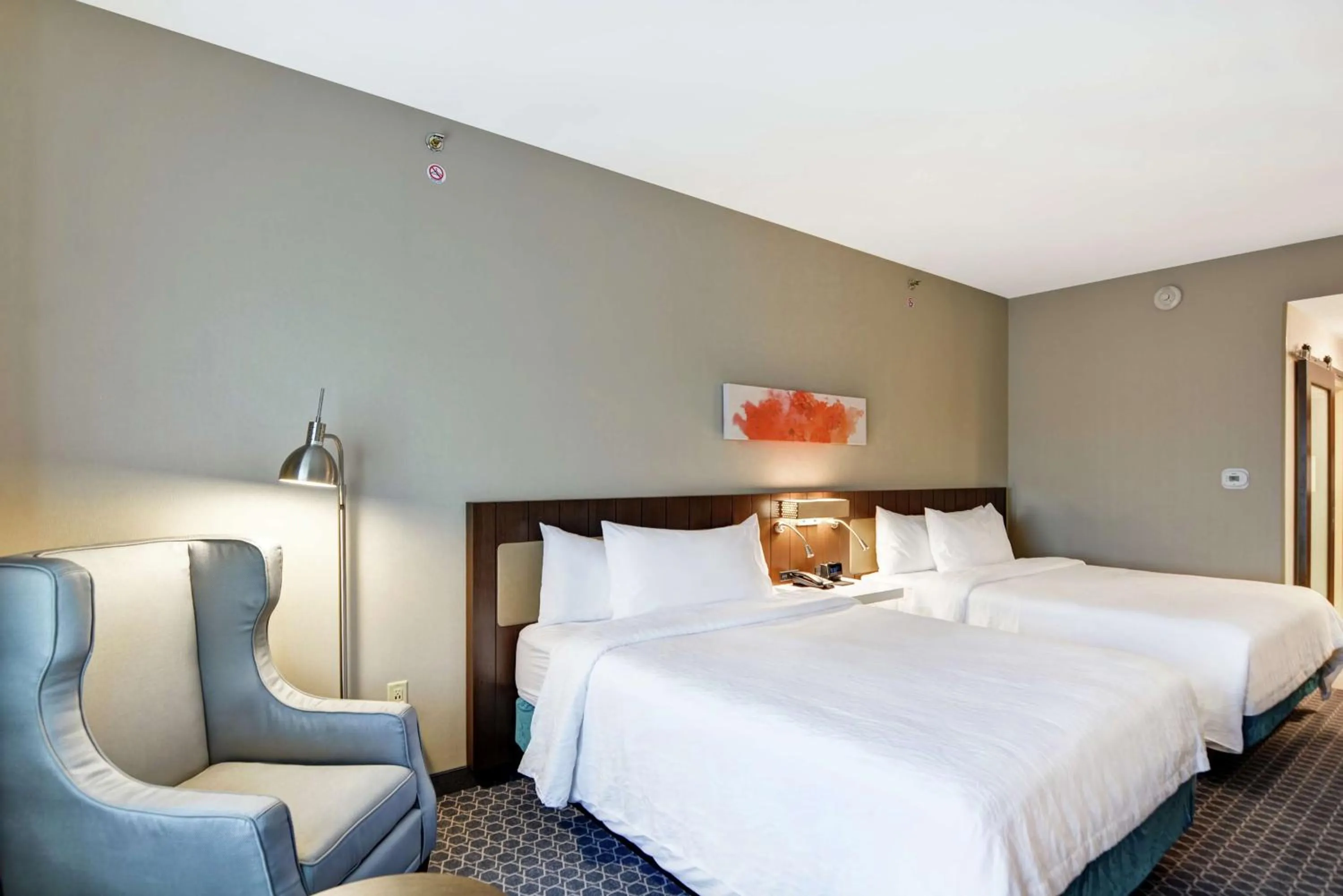 Living room, Bed in Hilton Garden Inn Princeton Lawrenceville