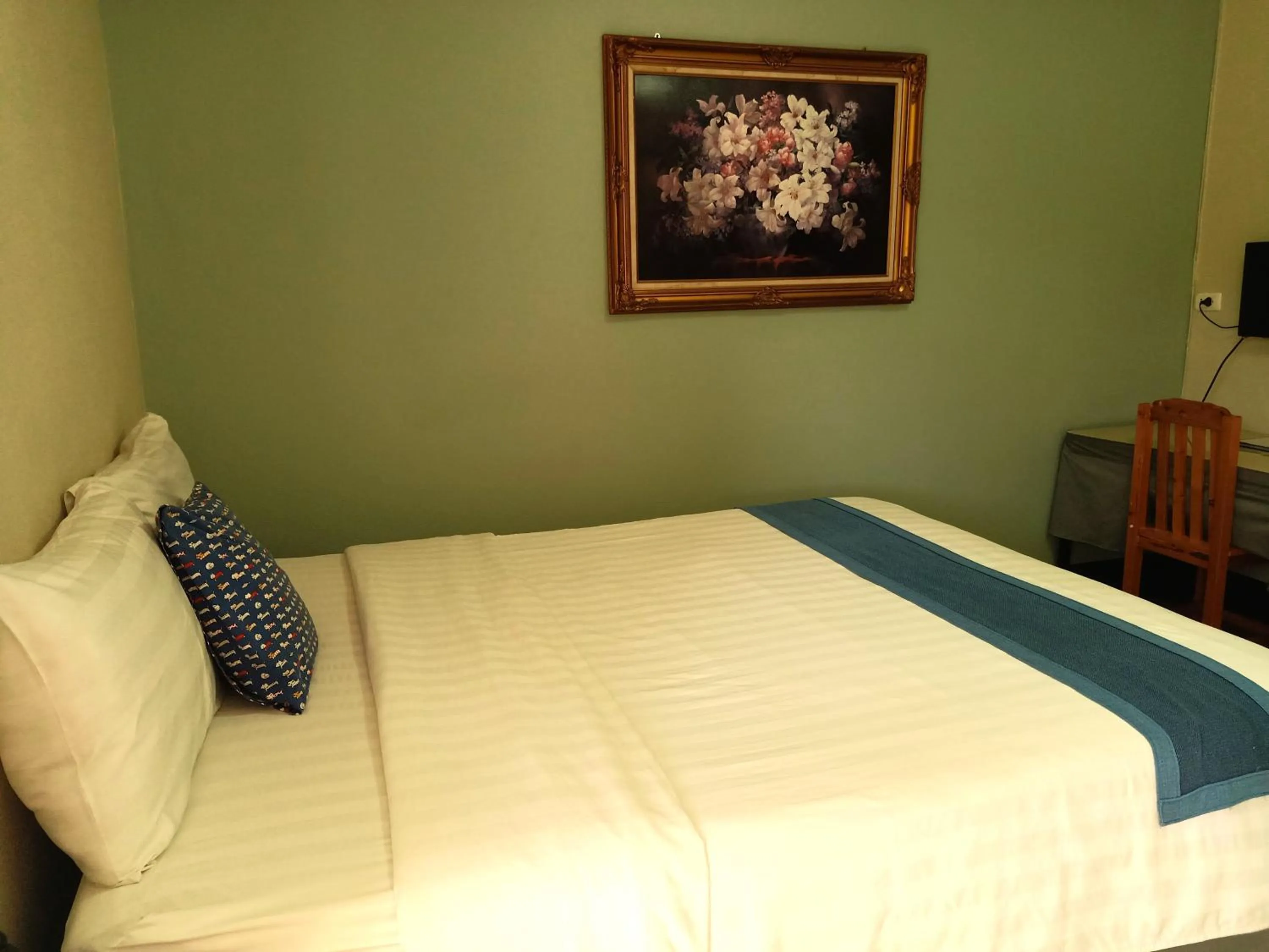 Photo of the whole room, Bed in Baan Nuk Anong