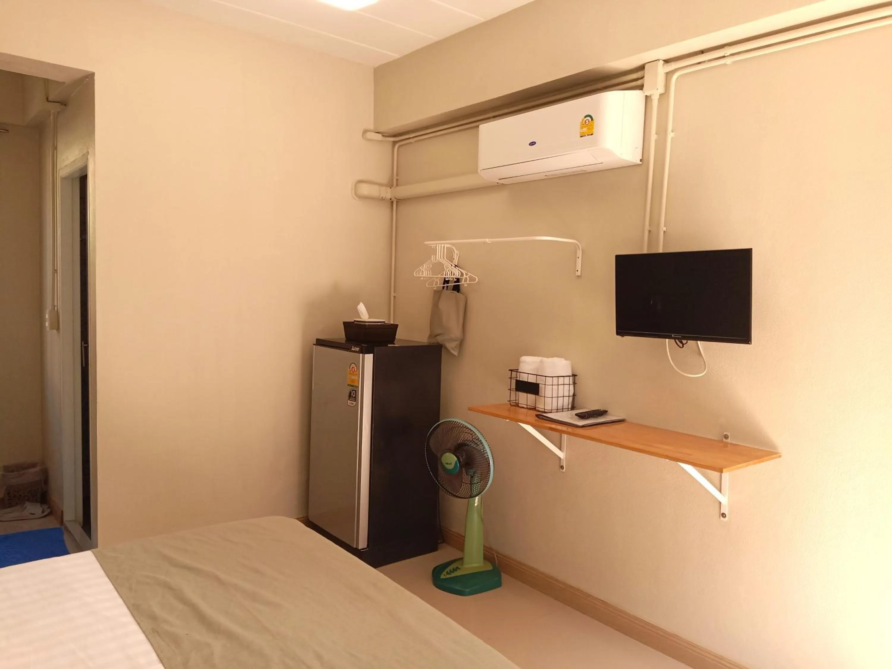 Photo of the whole room, Bed in Baan Nuk Anong