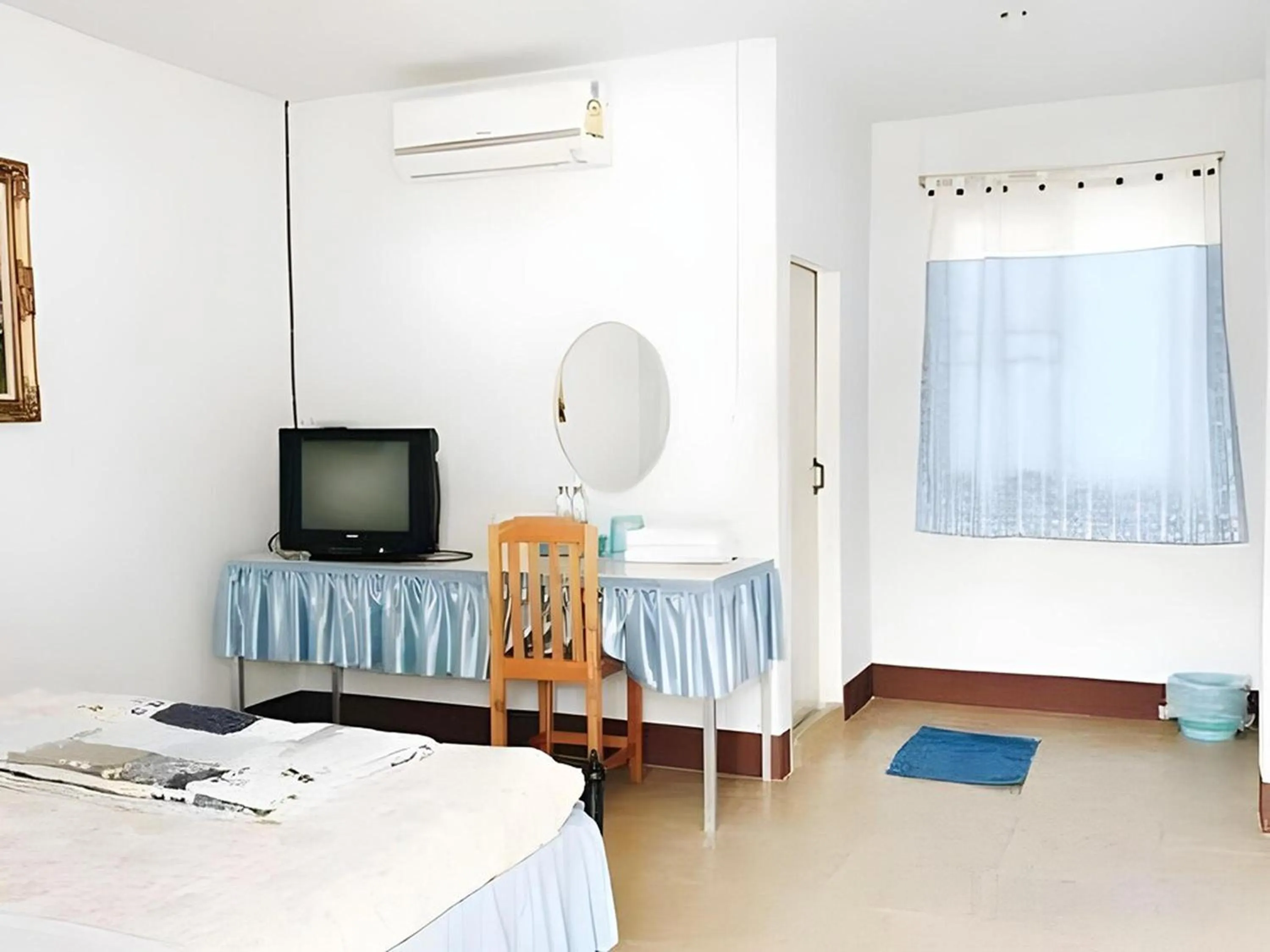 Photo of the whole room, Bed in Baan Nuk Anong