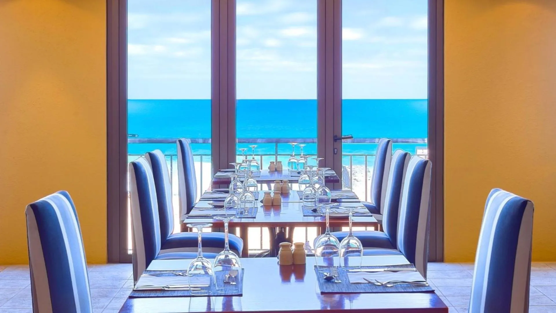 Restaurant/places to eat in Hotel Torre Praia