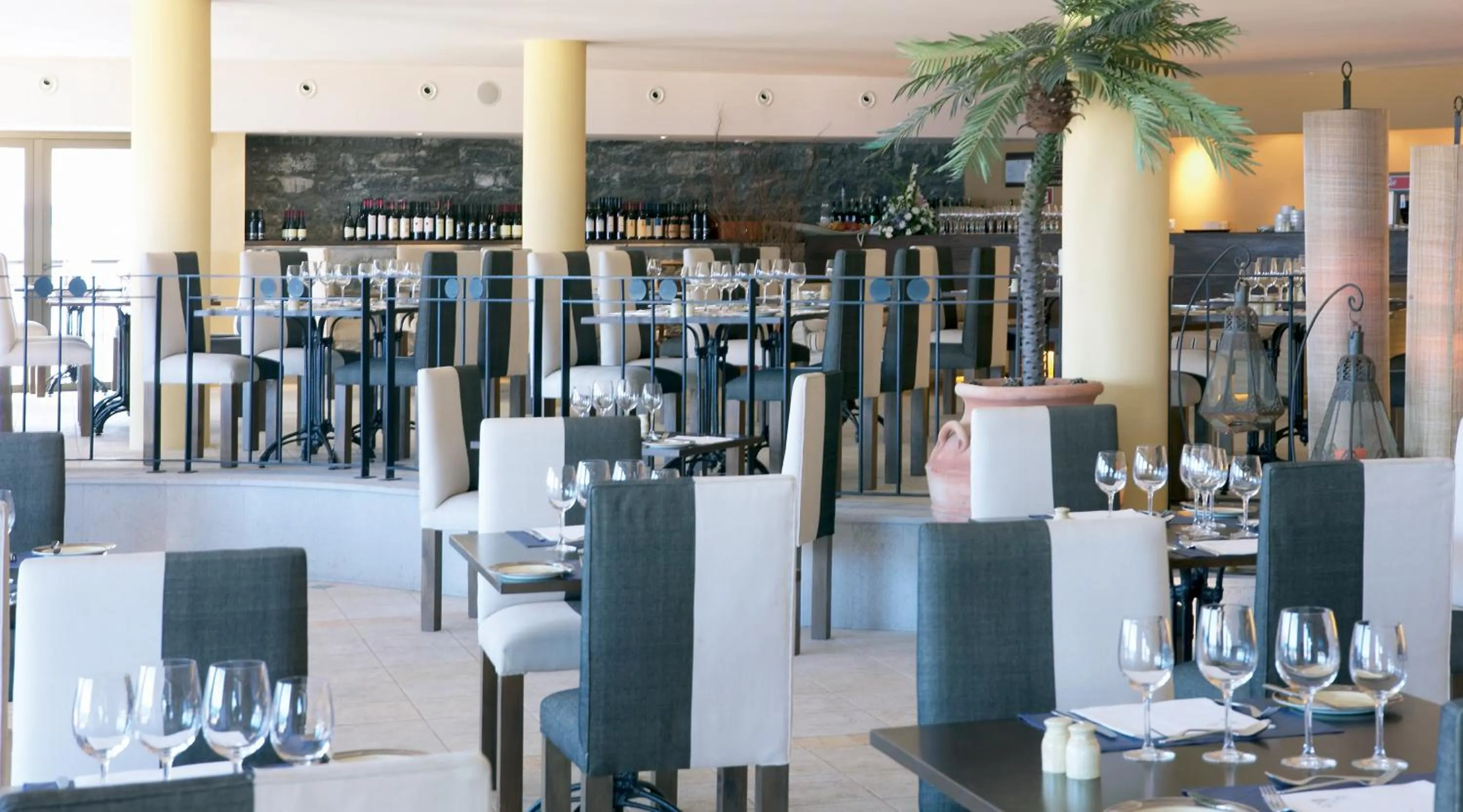 Restaurant/places to eat in Hotel Torre Praia