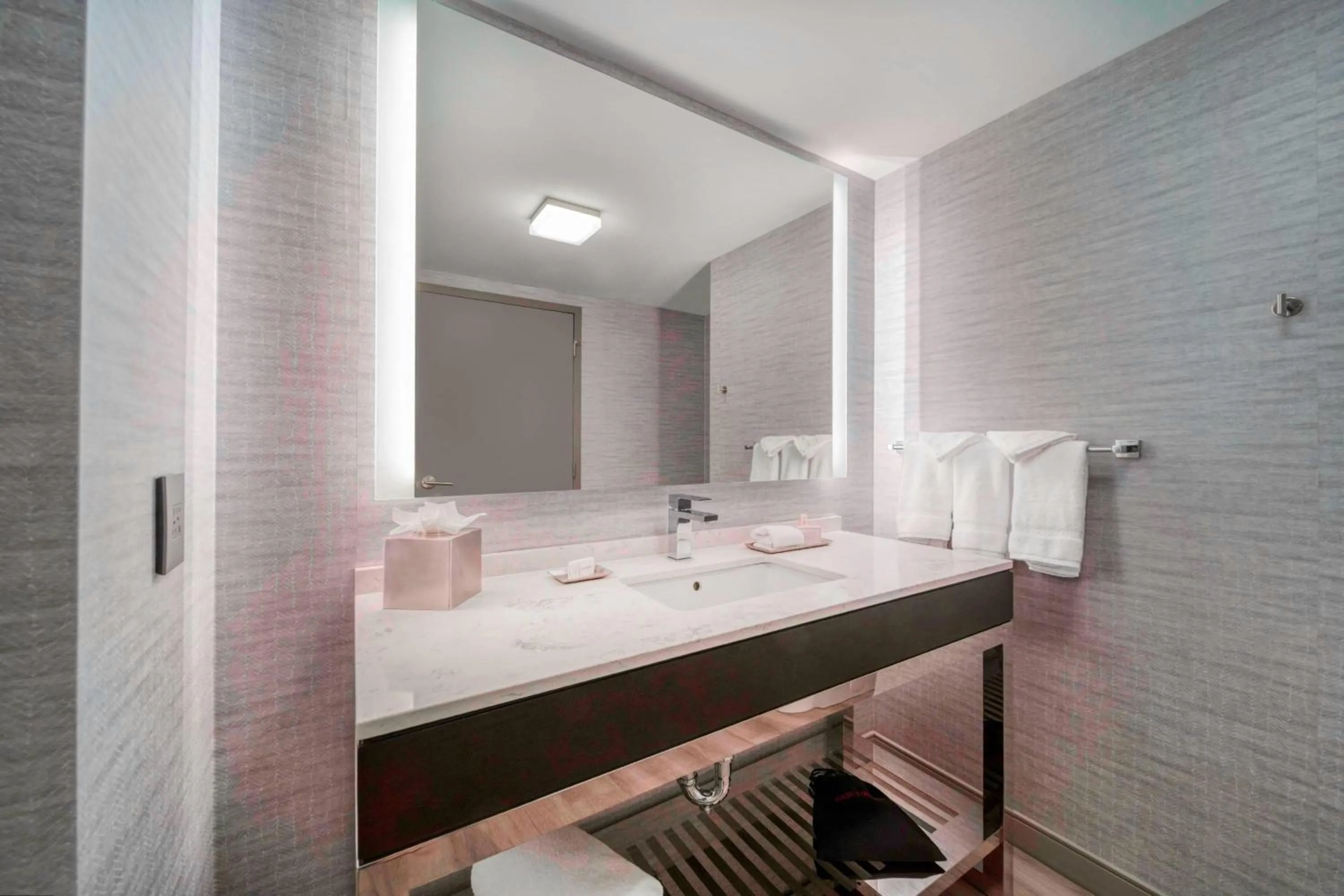 Bathroom, Bed in Residence Inn Boston Downtown/South End