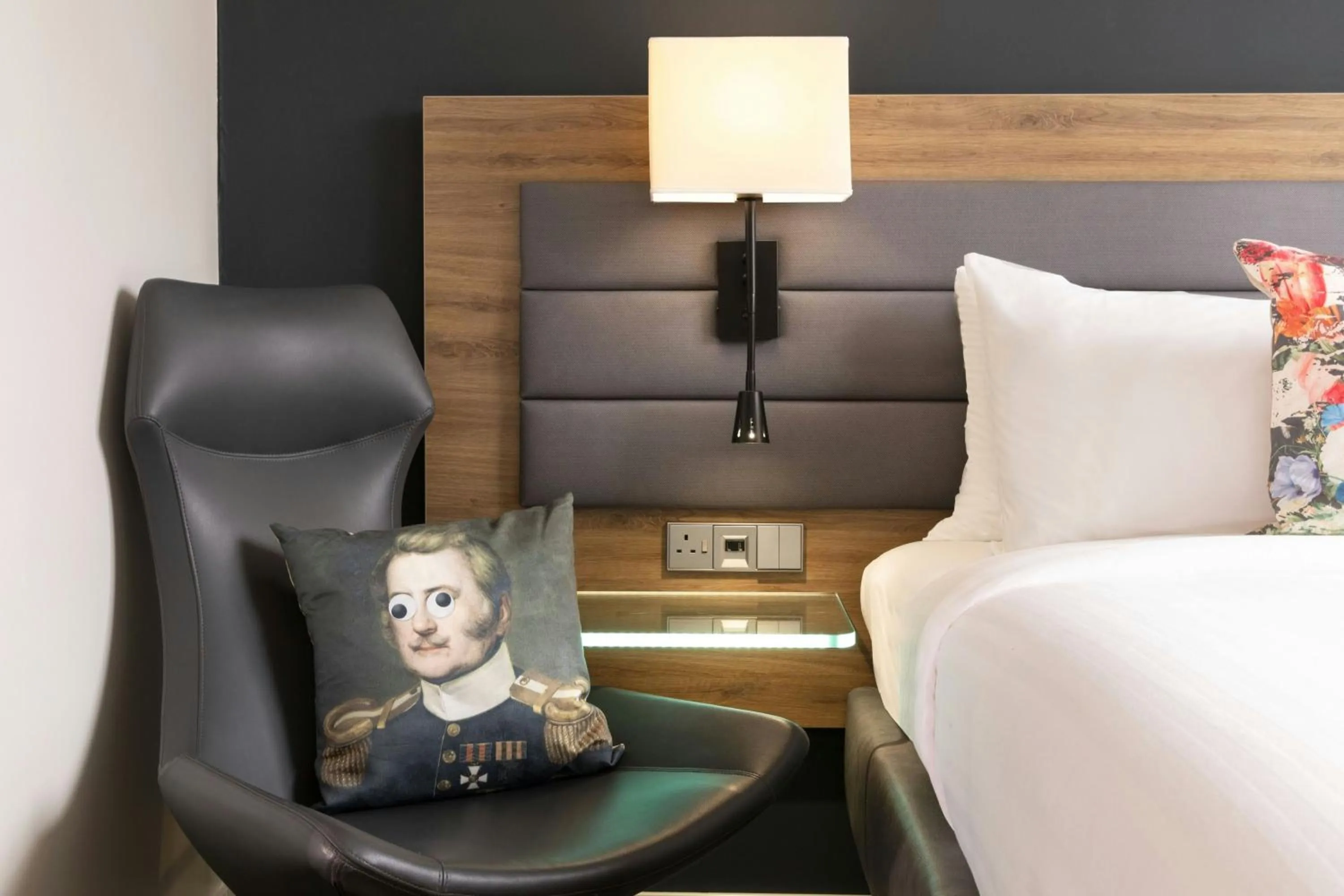 Photo of the whole room, Bed in Moxy Glasgow Merchant City