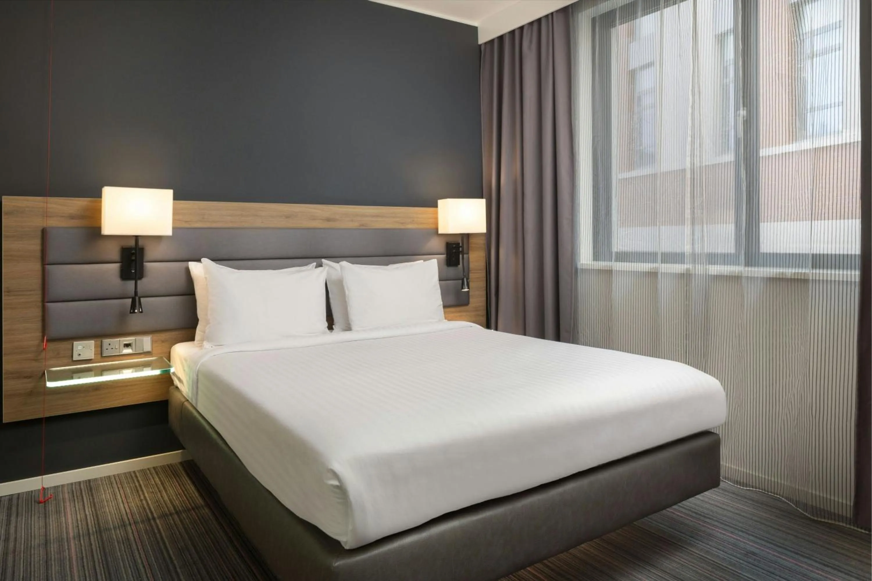 Photo of the whole room, Bed in Moxy Glasgow Merchant City